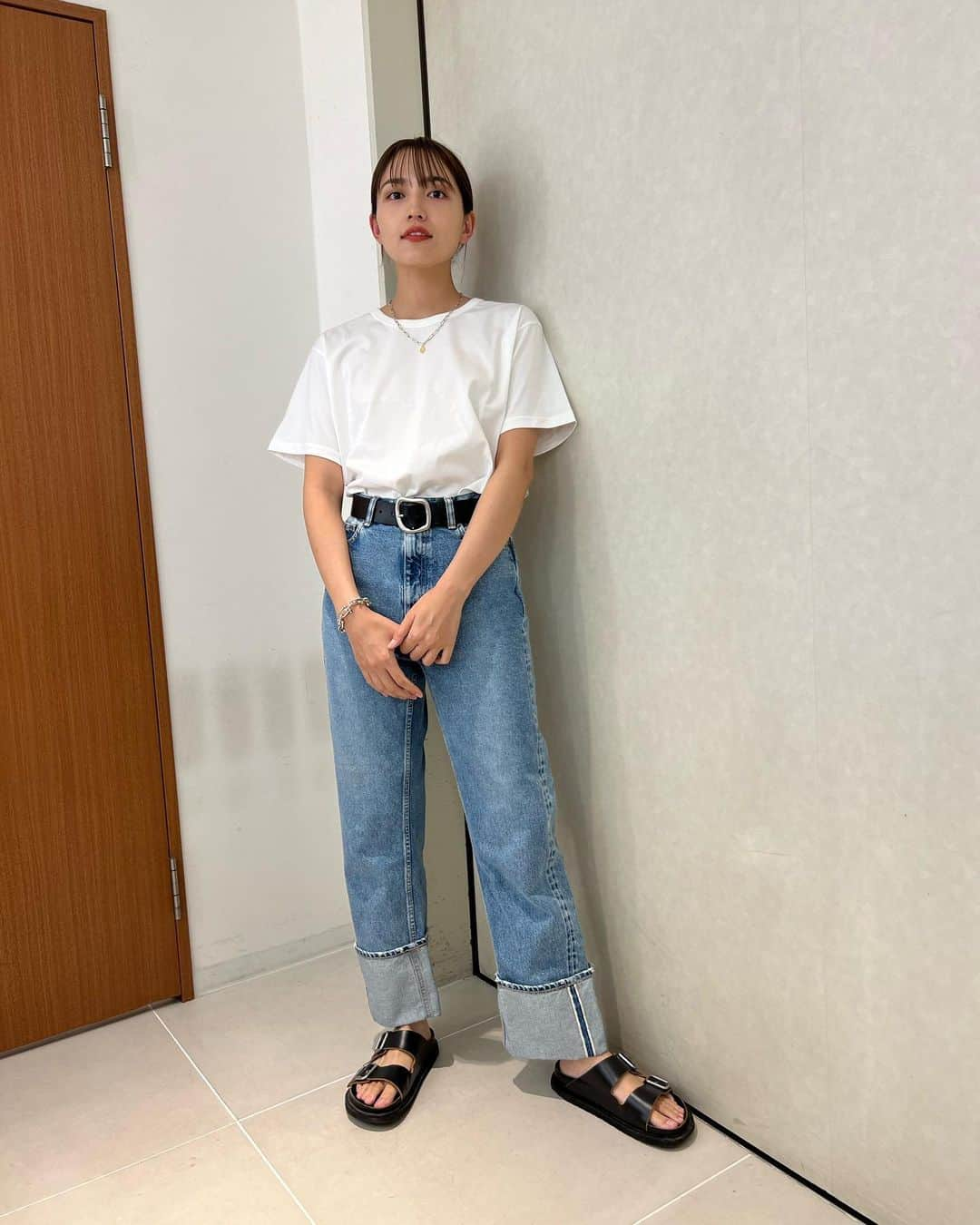 川口春奈のインスタグラム：「河北大先生とドド大先生が作った素敵なオサレなTシャツ。🦖 私が着てます白はS。黒はL。サイズが違うだけで表情がこんなにも違うのねー。結局シンプルなのが一番よねー。とりあえずコレ着てればなんだか洒落るし夏越せそう。みんなもゲトってね🤟生地がしっかりしてるからガシガシ洗えるのも優勝です。」