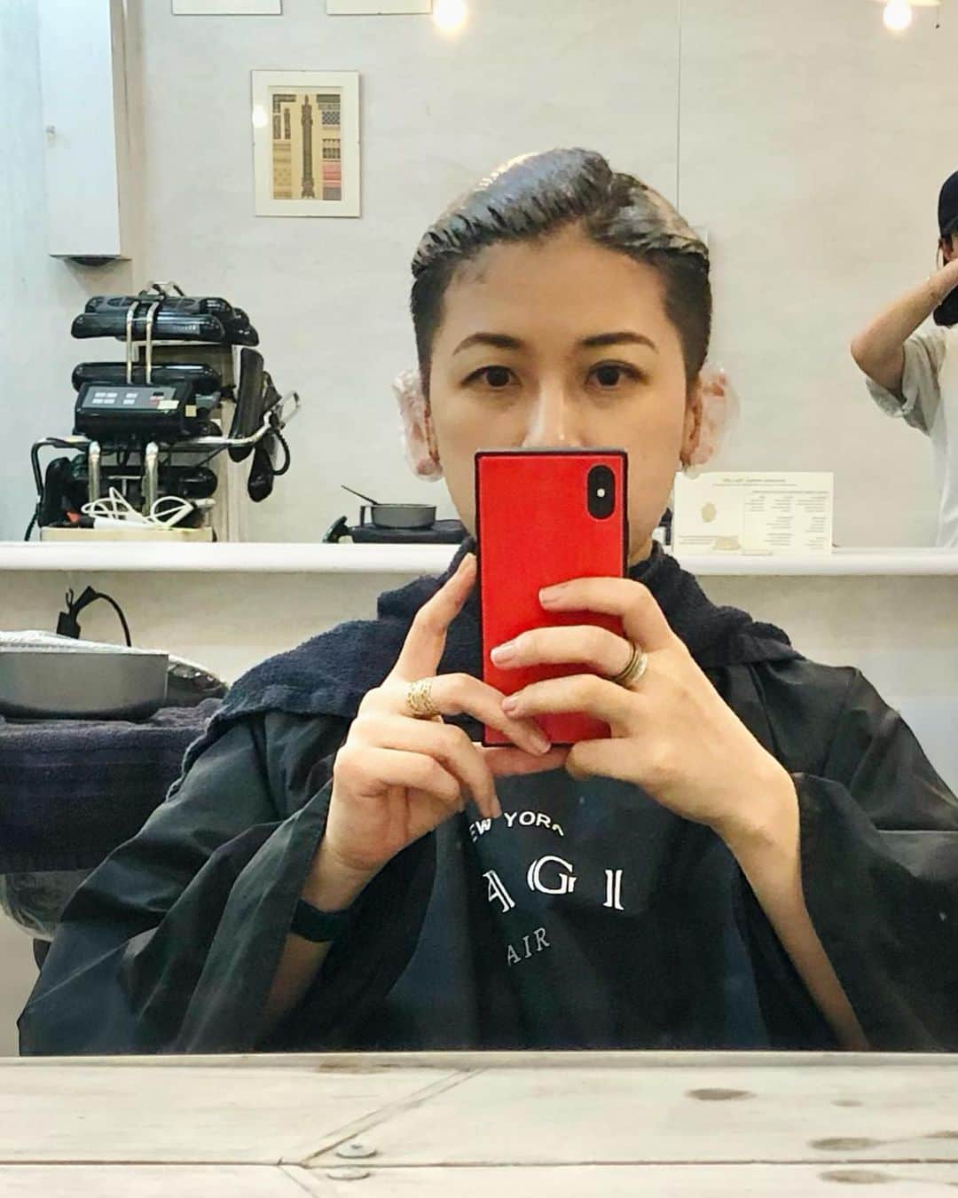 岡田育さんのインスタグラム写真 - (岡田育Instagram)「after ☞☞☞ before, and moodboard  #haircutselfie #highlights #balayagehighlights  #promiseofwizard 💇🏻🎨 @nagihairnewyork  . 白ブリーチ期の坂本龍一を親代わりに生きてきたので自分も40代であのくらいになると信じていたのだが思ったより白髪が増えないため黒髪に飽きてハイライト入れた。色つけたの約四半世紀ぶり。いつも40分くらいで立ち去るサロンに初めて長居して顔がダレている。3週間ほど経って今はファウスト先生くらい明るい根暗です、髪色も性格も。」8月24日 23時48分 - okadaic