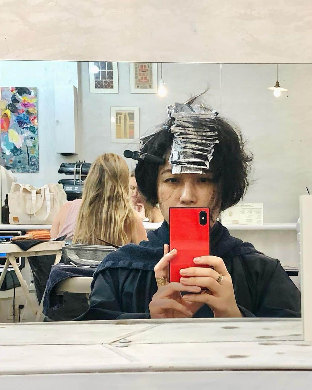 岡田育さんのインスタグラム写真 - (岡田育Instagram)「after ☞☞☞ before, and moodboard  #haircutselfie #highlights #balayagehighlights  #promiseofwizard 💇🏻🎨 @nagihairnewyork  . 白ブリーチ期の坂本龍一を親代わりに生きてきたので自分も40代であのくらいになると信じていたのだが思ったより白髪が増えないため黒髪に飽きてハイライト入れた。色つけたの約四半世紀ぶり。いつも40分くらいで立ち去るサロンに初めて長居して顔がダレている。3週間ほど経って今はファウスト先生くらい明るい根暗です、髪色も性格も。」8月24日 23時48分 - okadaic