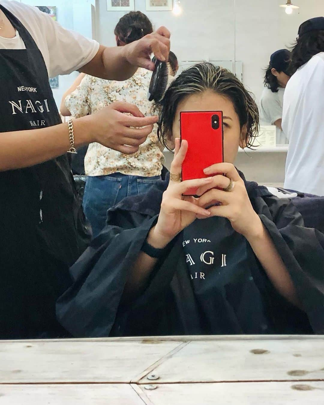 岡田育さんのインスタグラム写真 - (岡田育Instagram)「after ☞☞☞ before, and moodboard  #haircutselfie #highlights #balayagehighlights  #promiseofwizard 💇🏻🎨 @nagihairnewyork  . 白ブリーチ期の坂本龍一を親代わりに生きてきたので自分も40代であのくらいになると信じていたのだが思ったより白髪が増えないため黒髪に飽きてハイライト入れた。色つけたの約四半世紀ぶり。いつも40分くらいで立ち去るサロンに初めて長居して顔がダレている。3週間ほど経って今はファウスト先生くらい明るい根暗です、髪色も性格も。」8月24日 23時48分 - okadaic