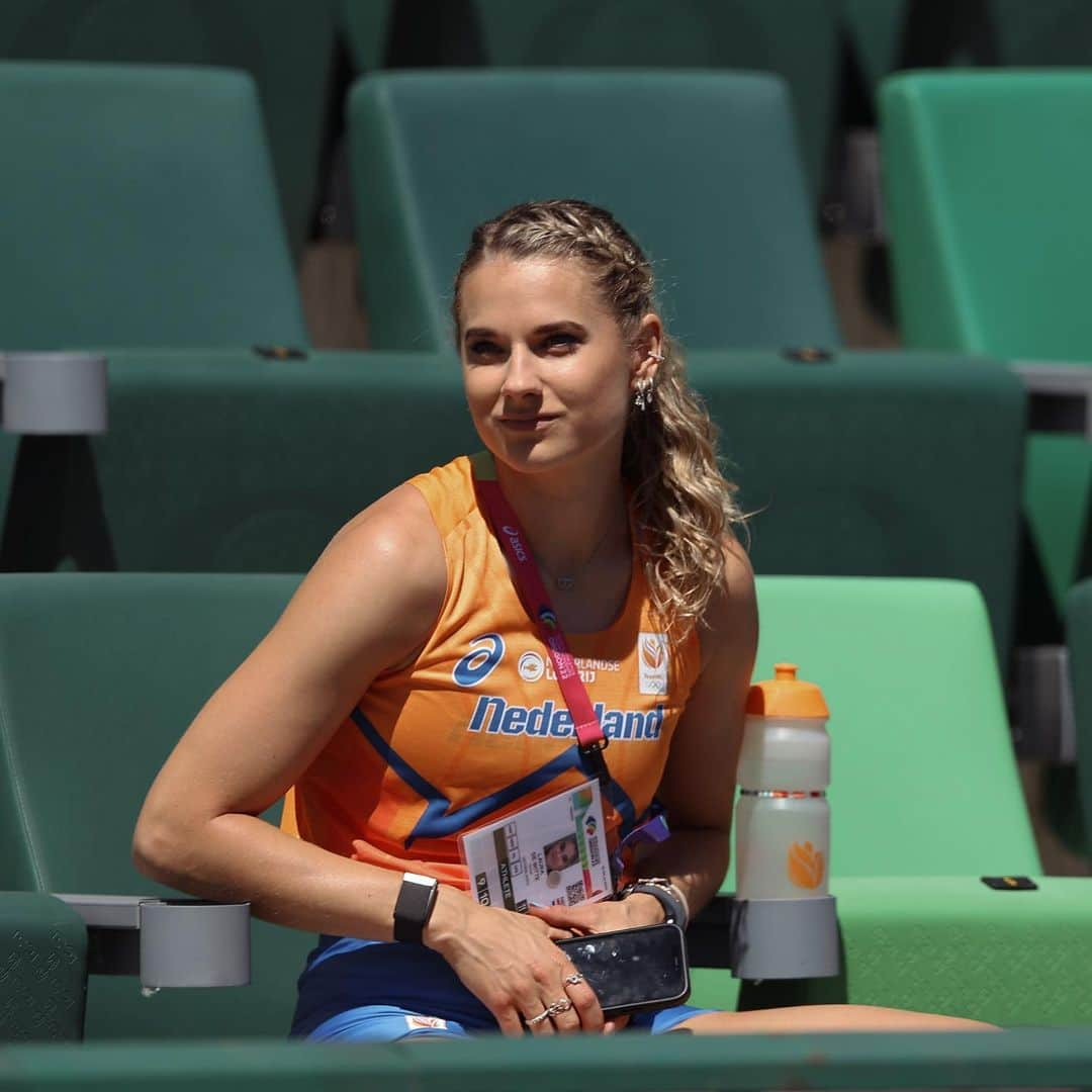 ラウラ・デ・ウィットのインスタグラム：「On my way to Budapest to cheer on the Dutchies at the World Champs ✈️🧡 Yes, it’s hard to sit in the stands and not compete myself. But track & field is the most amazing sport in this world and I can’t wait to be in that atmosphere 🤩   📸 by @christiankp21」