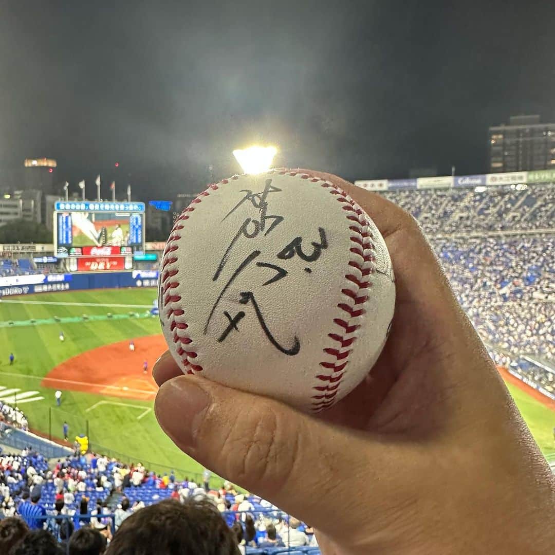 みずしな孝之のインスタグラム：「試合に勝った上、 試合後に選手が投げ入れる サインボールをキャッチするという（しかも関根くん） みずしなさんにしては幸運すぎる日。 明日は足元に気をつけよう。」
