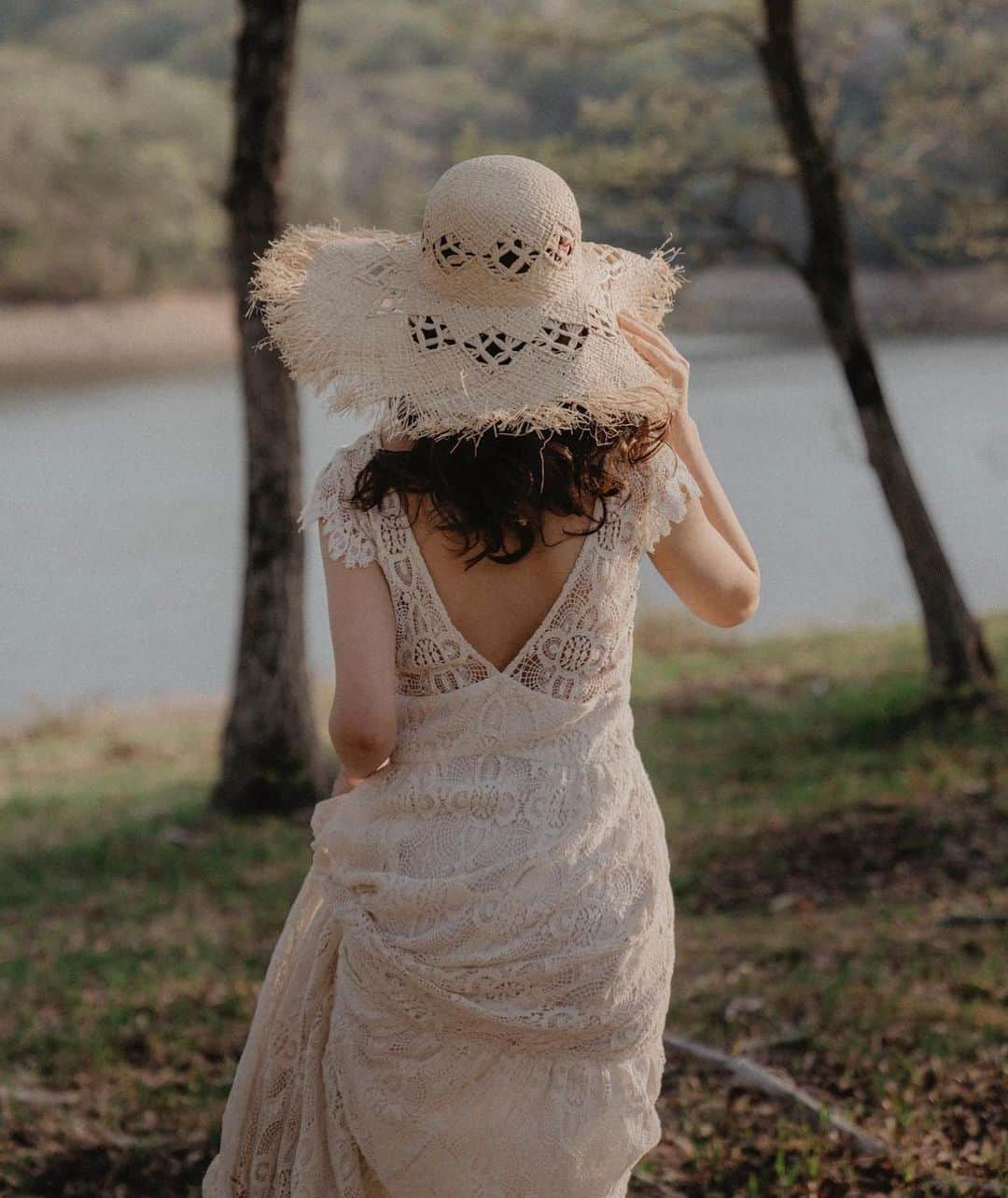 カイトアンドバタフライさんのインスタグラム写真 - (カイトアンドバタフライInstagram)「Inspired by country living🍃kite and butterfly W I L L O W dress @minurir_dress   Crochet lace dresses & a summer straw hat make the perfect garden celebration🍃designed & made in California.   #wedding #bohowedding #bride #vintagestyle #cottagecore #celebration #bohobridetobe #japan #engaged #design #madeinusa🇺🇸 #summerwedding」8月24日 23時44分 - kiteandbutterfly