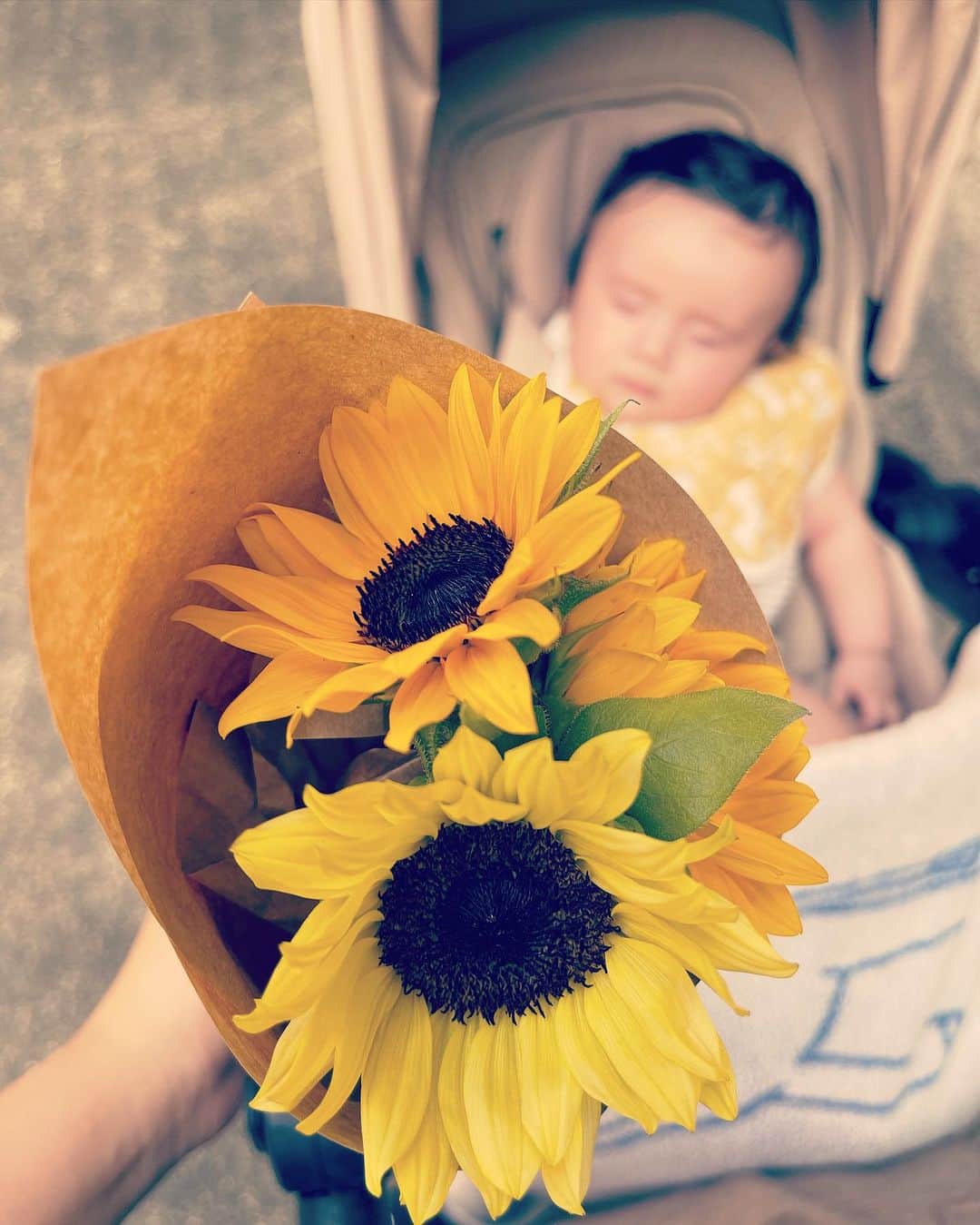 井上侑のインスタグラム：「瞬く間に過ぎてゆく 大好きな夏  #sunflower  #baby」