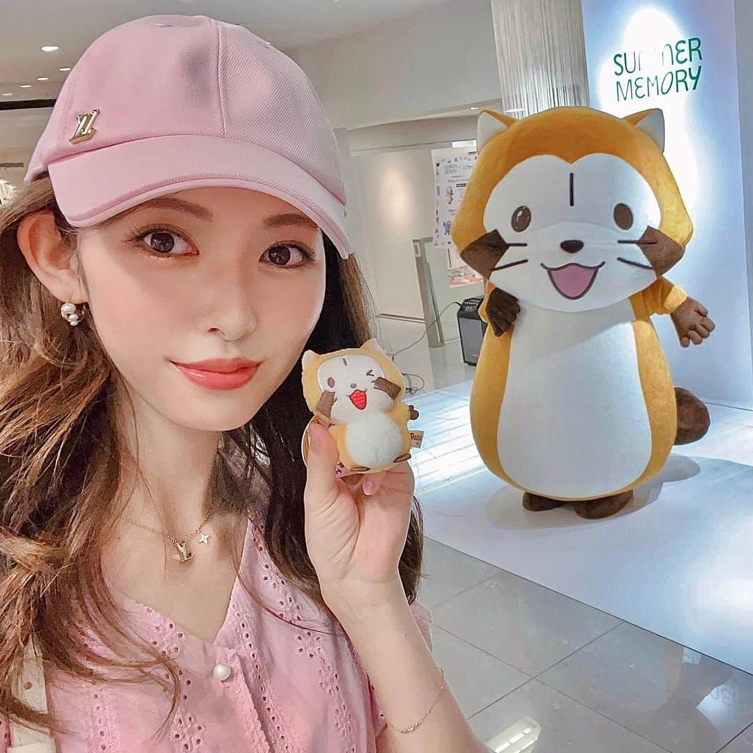 橘ゆりかさんのインスタグラム写真 - (橘ゆりかInstagram)「推し活してきたよっ🦝🌽🍓 ⁡ ラスカルとの貴重なグリーティング ぴょこぴょこしててかわいかったぁ🤎 ⁡ ⁡ 推しと一緒に写真撮る時って なんでこんなに緊張するのー笑！！ ⁡ ⁡ ⁡ #あらいぐまラスカル #ラスカル #世界名作劇場  #橘ゆりか #推し活 #ぬい撮り #キャラグリ#raccoon  #トッコ #ピンクコーデ #ヴィトン #ヴィトンバッグ」8月24日 23時50分 - yuricalcal