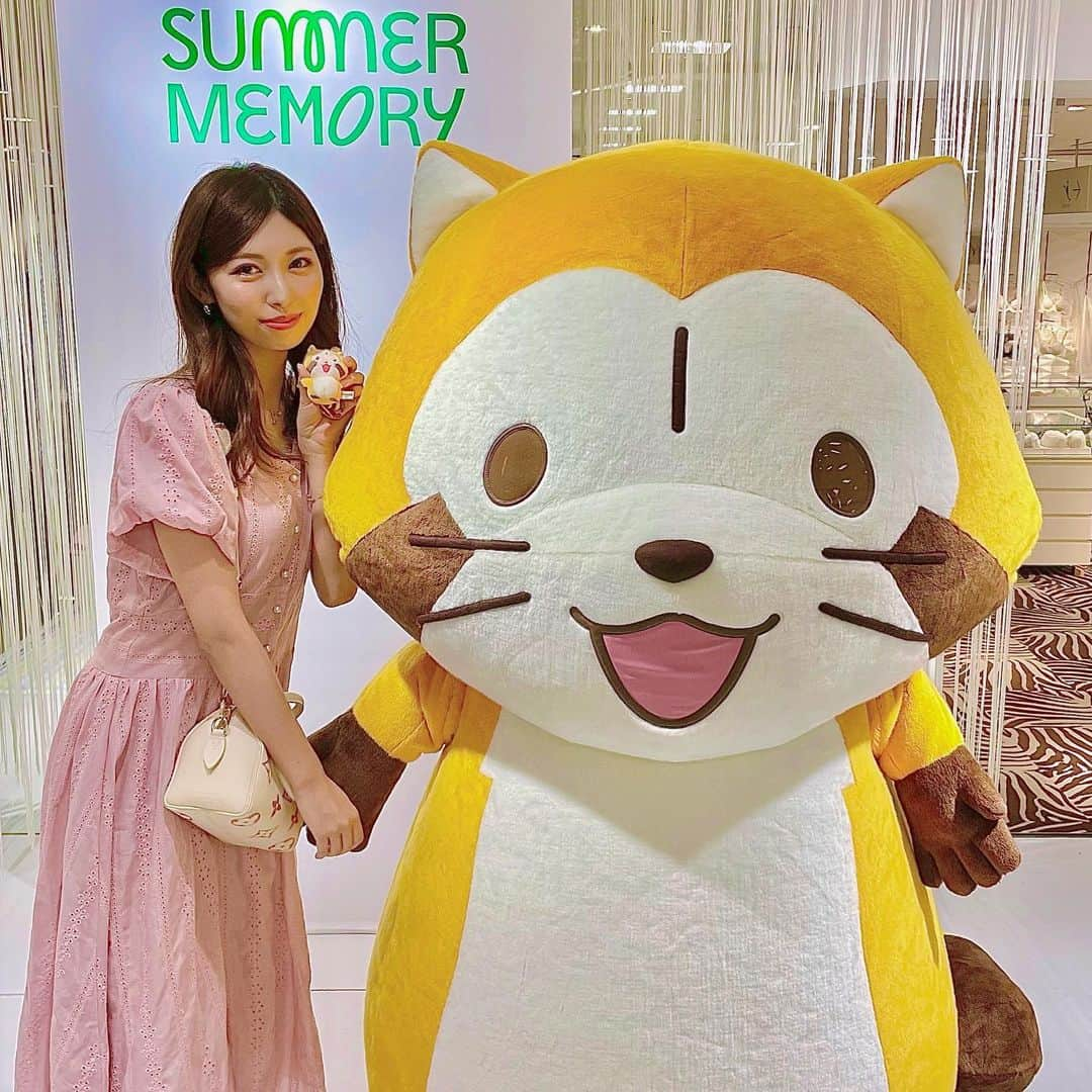 橘ゆりかさんのインスタグラム写真 - (橘ゆりかInstagram)「推し活してきたよっ🦝🌽🍓 ⁡ ラスカルとの貴重なグリーティング ぴょこぴょこしててかわいかったぁ🤎 ⁡ ⁡ 推しと一緒に写真撮る時って なんでこんなに緊張するのー笑！！ ⁡ ⁡ ⁡ #あらいぐまラスカル #ラスカル #世界名作劇場  #橘ゆりか #推し活 #ぬい撮り #キャラグリ#raccoon  #トッコ #ピンクコーデ #ヴィトン #ヴィトンバッグ」8月24日 23時50分 - yuricalcal