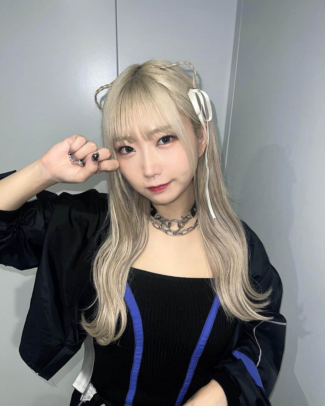 のインスタグラム：「にゃん  本日のみいな なかなかレアだよ🐟  今日もライブありがとうだよっ  あー、おなかすいたっ  #猫耳 #猫耳ヘア #リボンアレンジ #ウェーブ巻き #ウェーブ #巻き髪  #夏 #ストリート系女子 #ストリートファッション #y2k #エクステ #ロングヘア #ハイトーンカラー #ブロンド #カーゴパンツ #japanesegirl #좋아요반사　#셀카　#ヘアアレンジ #編み込みアレンジ #ブロンドヘアー #金髪 #blondehair #asiangirls」