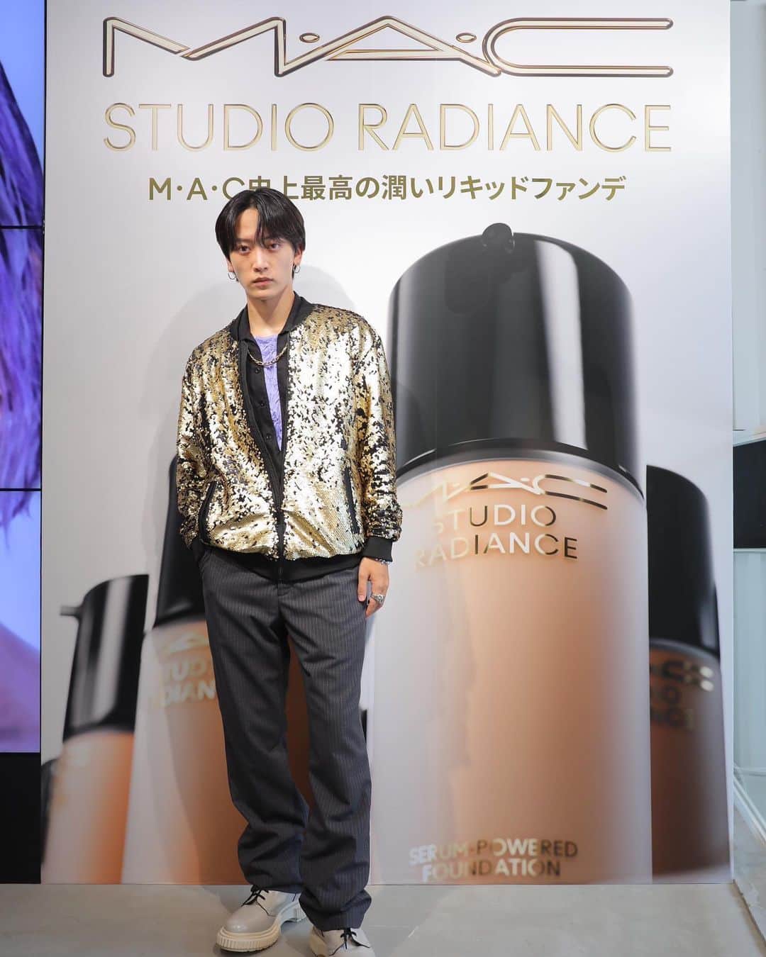 のインスタグラム：「M•A•C  スタジオラディアンスセラムファンデーション  M・A・C から新しくリキッドファンデーションがでました。 16色展開で僕は NC20 を使ってメイクをして頂きましした。ツヤ感やカバー力がとても良かったです。  みんなも使ってみてね✌🏻  そしてDJもさせて頂きました。  fashion:@shoopclothing   @maccosmeticsjapan  #つやティントファンデ」