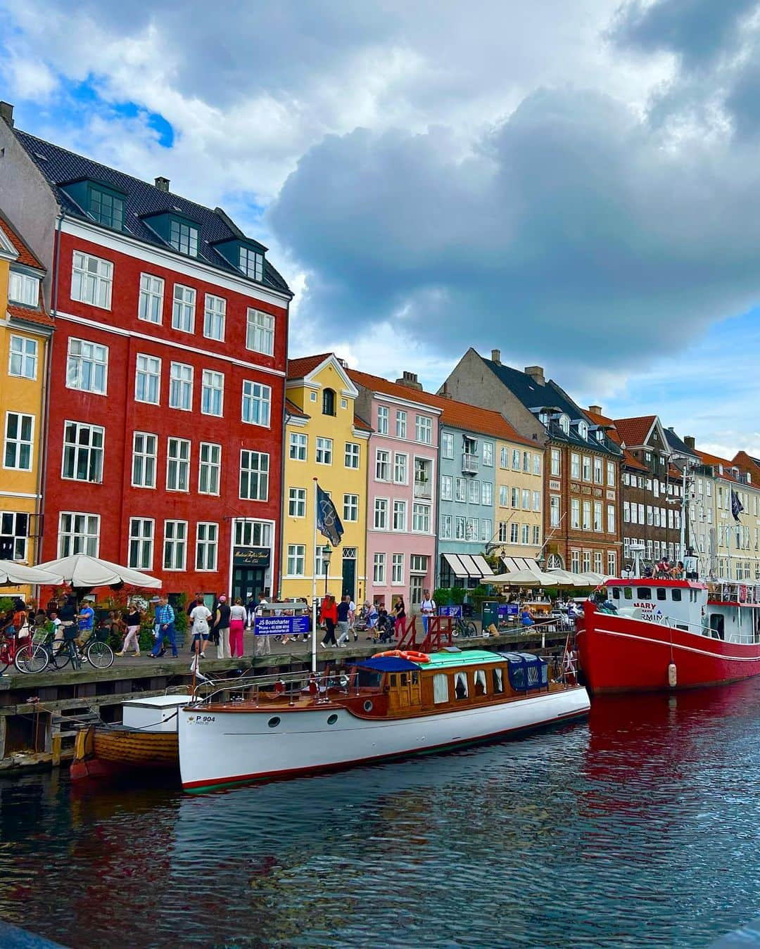 伊東楓さんのインスタグラム写真 - (伊東楓Instagram)「Copenhagen🇩🇰 🎡🧜‍♀️🪼🪑🛳️  穏やかで優雅な雰囲気、ローカルの人も優しかったし、街に美しいデザインもたくさんあって、終始ワクワクしちゃった。  今回の旅は何時間も歩き回りすぎて、足がもうクタクタ。  #コペンハーゲン#Copenhagen#Denmark#🇩🇰#summer2023#vacation#eutravel #germanlife#malerin」8月25日 18時00分 - kaede_ito004