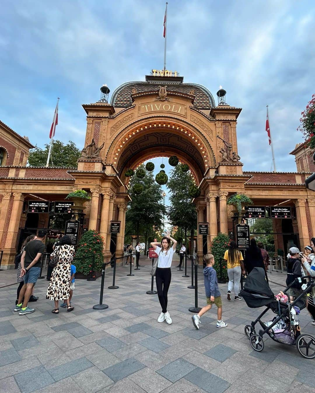 伊東楓さんのインスタグラム写真 - (伊東楓Instagram)「Copenhagen🇩🇰 🎡🧜‍♀️🪼🪑🛳️  穏やかで優雅な雰囲気、ローカルの人も優しかったし、街に美しいデザインもたくさんあって、終始ワクワクしちゃった。  今回の旅は何時間も歩き回りすぎて、足がもうクタクタ。  #コペンハーゲン#Copenhagen#Denmark#🇩🇰#summer2023#vacation#eutravel #germanlife#malerin」8月25日 18時00分 - kaede_ito004