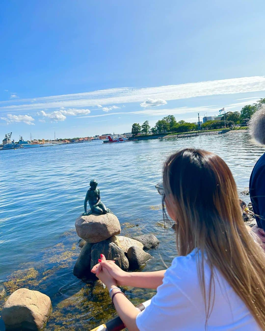 伊東楓さんのインスタグラム写真 - (伊東楓Instagram)「Copenhagen🇩🇰 🎡🧜‍♀️🪼🪑🛳️  穏やかで優雅な雰囲気、ローカルの人も優しかったし、街に美しいデザインもたくさんあって、終始ワクワクしちゃった。  今回の旅は何時間も歩き回りすぎて、足がもうクタクタ。  #コペンハーゲン#Copenhagen#Denmark#🇩🇰#summer2023#vacation#eutravel #germanlife#malerin」8月25日 18時00分 - kaede_ito004