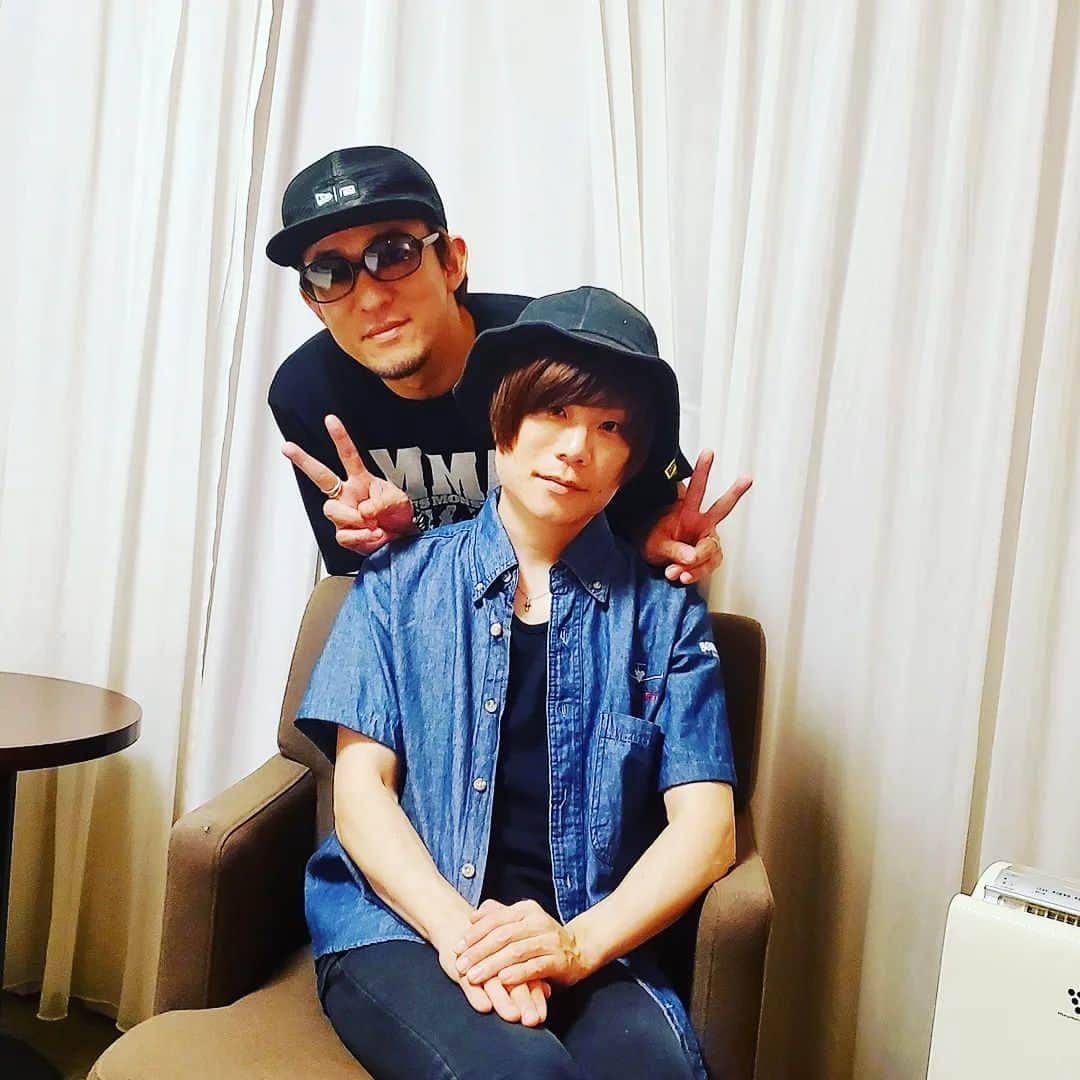 のインスタグラム：「FUNKY MONKEY BΛBY'Sファンキー加藤のアニキとお久しぶりにお会いできて色々話せたし釣りの話で盛り上がった🐟 ⁡ やっぱり素敵な人。らぶい。⁡ ⁡⁡ ⁡いつか一緒に釣りに行けたらいいな。⁡ ⁡⁡ ⁡#ほんわか釣り倶楽部 #ショアジギング #青物 #釣り #南港 #釣りガール  #メジャークラフト #愛媛釣り #タコ #夢フィッシング #新波止 #ヤザワ渡船 #ファンキー加藤 #ファンモン」