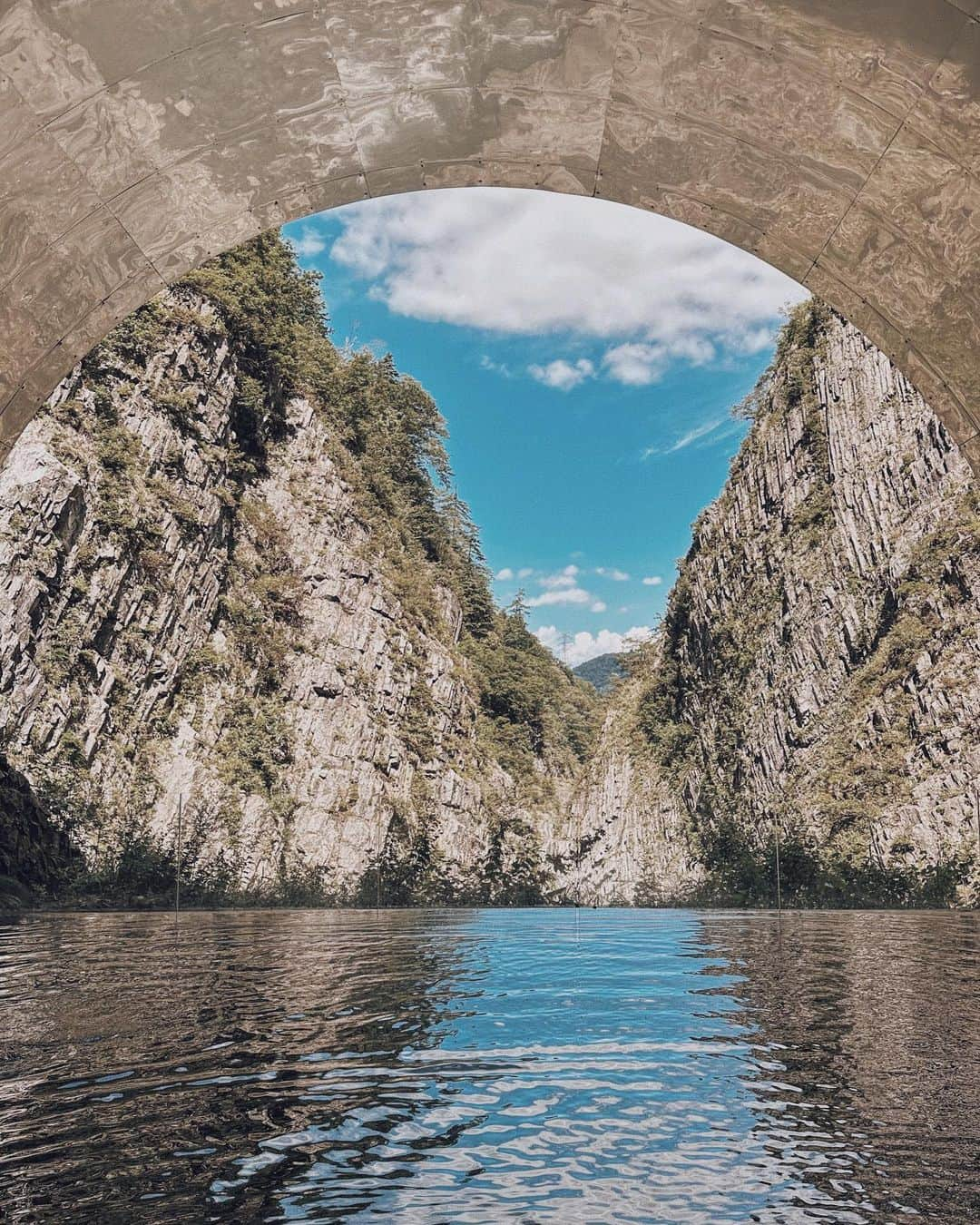 三浦大地さんのインスタグラム写真 - (三浦大地Instagram)「移動が激しい近頃。  呼ばれるがままに流れていると、ぼやっと行ってみたいなぁと思っていた場所に気付けば辿り着いている。  有り難い。  #清津峡」8月24日 23時56分 - daichi_1127