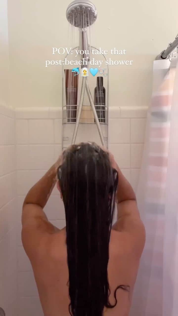 John Masters Organicsのインスタグラム：「That post-beach day shower is everything ✨  Shop @nic.m’s routine using the link in our bio. 🤎」