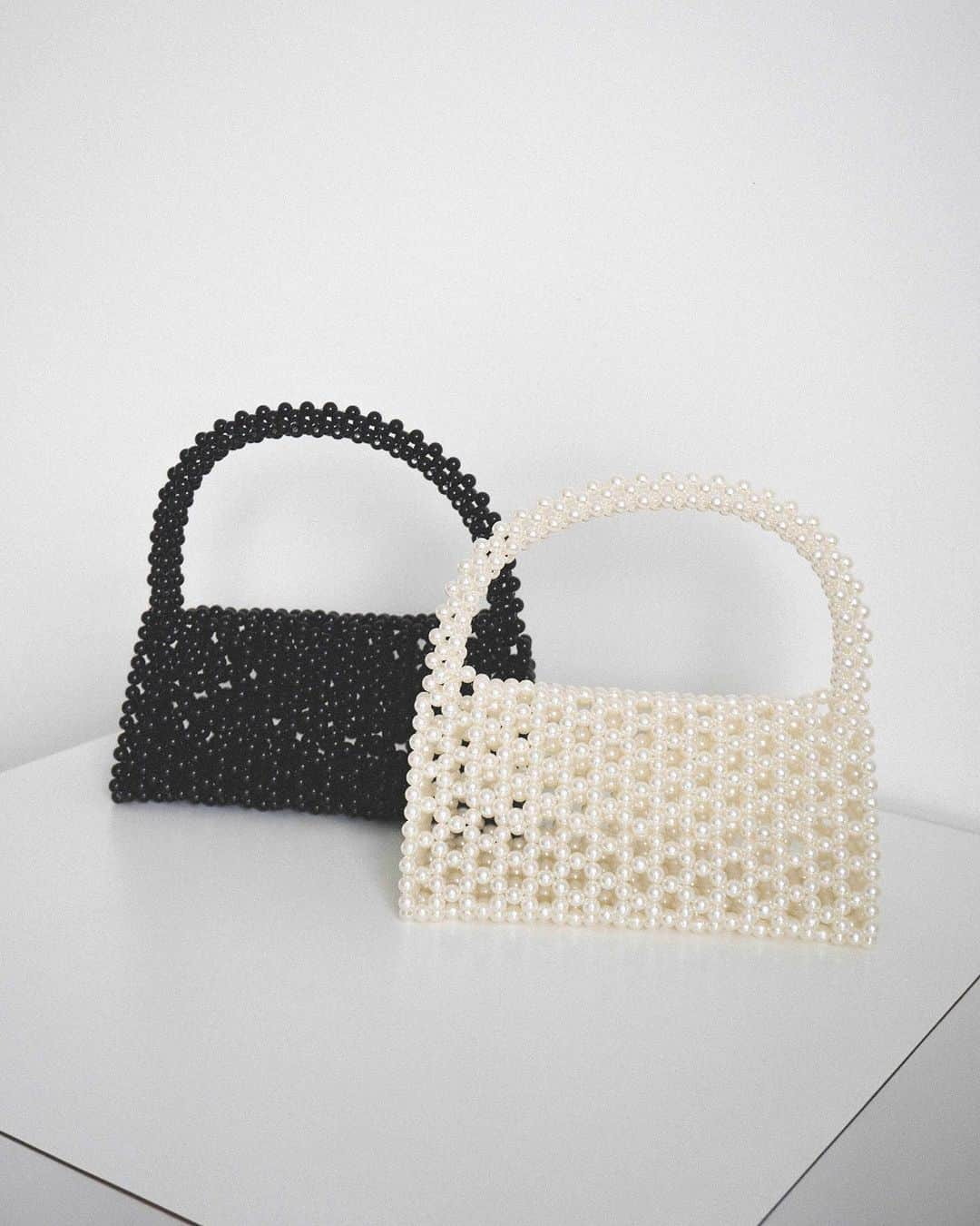 kaene －カエン－のインスタグラム：「- new -  🏷️All pearl bag / オールパールバッグ_No.040113 ▪︎color : off white / black ▪︎size : FREE 縦10cm×横21cm×マチ9cm  オケージョン仕様のパールバッグ。 小ぶりなサイズですが、マチ付きでしっかりとした作りです。 存在感があるので、ドレスコーデのワンポイントとして💯 浴衣にもオススメです◎  #kaene #ドレスコーデ  #お呼ばれコーデ  #パーティバッグ」