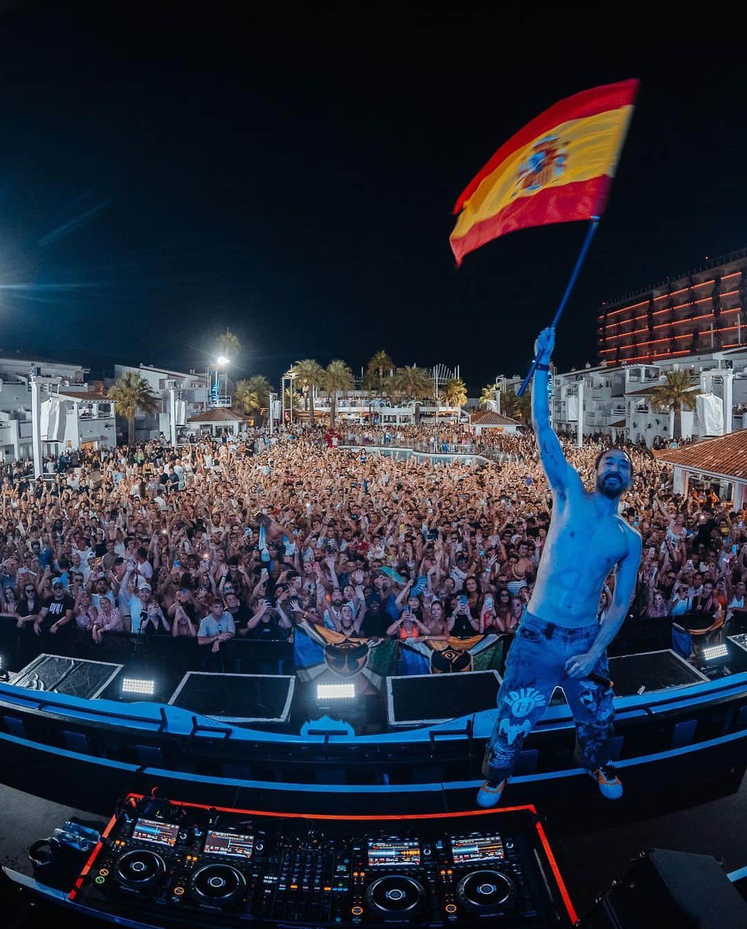 スティーヴ・アオキさんのインスタグラム写真 - (スティーヴ・アオキInstagram)「Ibiza is always next level @ushuaiaibiza @dimitrivegasandlikemike @tomorrowland」8月25日 0時03分 - steveaoki