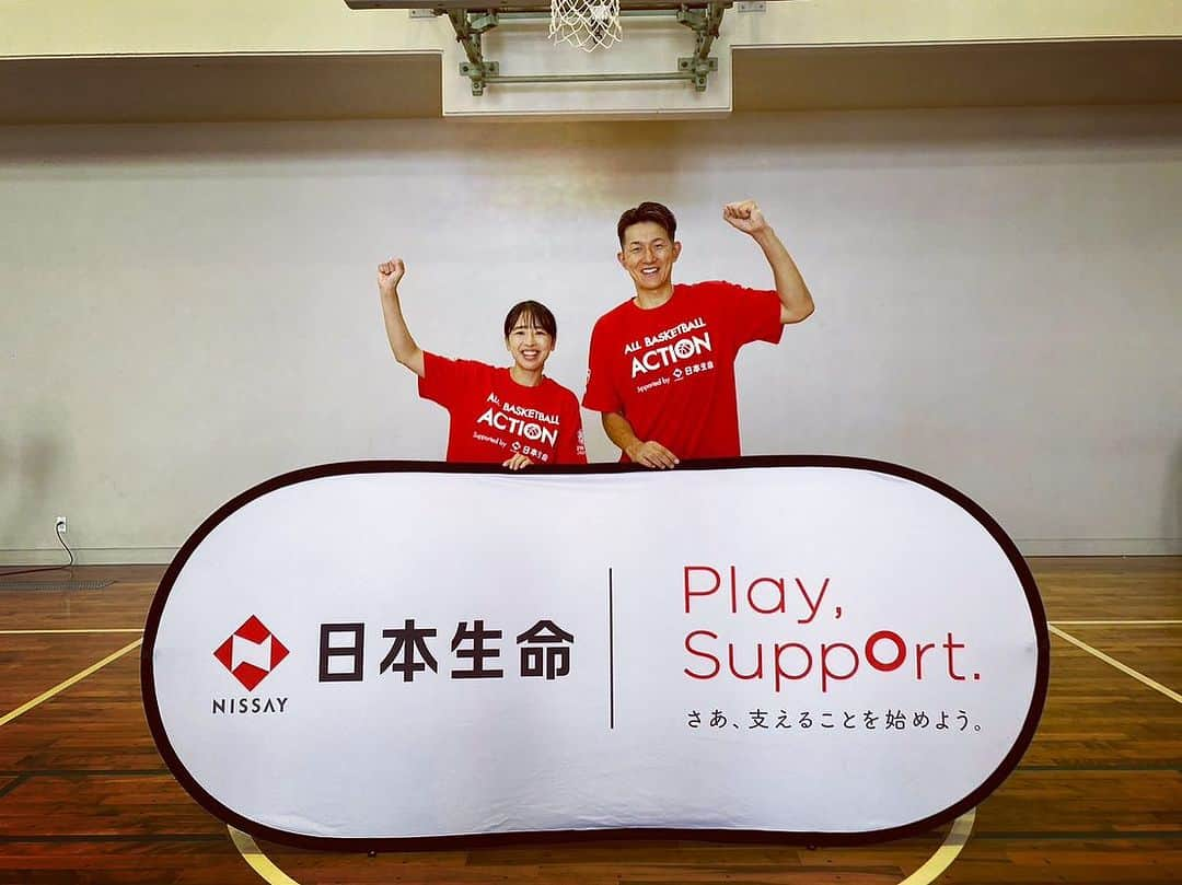 川村卓也さんのインスタグラム写真 - (川村卓也Instagram)「. 8/24 ALL BASKETBALL ACTION Supported by 日本生命 〜ALL BASKETBALLで日本を元気に〜  学校法人 尚学学園 沖縄尚学附属中学校にお邪魔させていただき  『DREAM HOOP PROJECT in沖縄』に参加させていただきました！  東京オリンピック・銀メダリスト 三好南穂さんとも初めてご一緒させていただきました🥈✨🙇‍♂️  『夢』をテーマに授業させていただき、真剣に自分自身と向き合う生徒のみんながとても輝いていました✨  バスケをしながら医者を目指す！ この回答が複数人いたことには驚かされました😆 最高な夢だぜー！！！  もちろんバスケットボールの授業も⛹️‍♂️🏀⛹️‍♀️ 経験者も未経験者もみんなが笑顔で楽しみながら取り組んでくれていたことに感謝です✨  関係者の皆様 参加してくれた中学生の皆んな 素晴らしい時間をありがとうございました！  いよいよW杯も始まります🔥 みんなで共に戦いましょうね💪 日本一丸🔥🇯🇵🔥💪🔥」8月25日 0時04分 - kwmrtky1