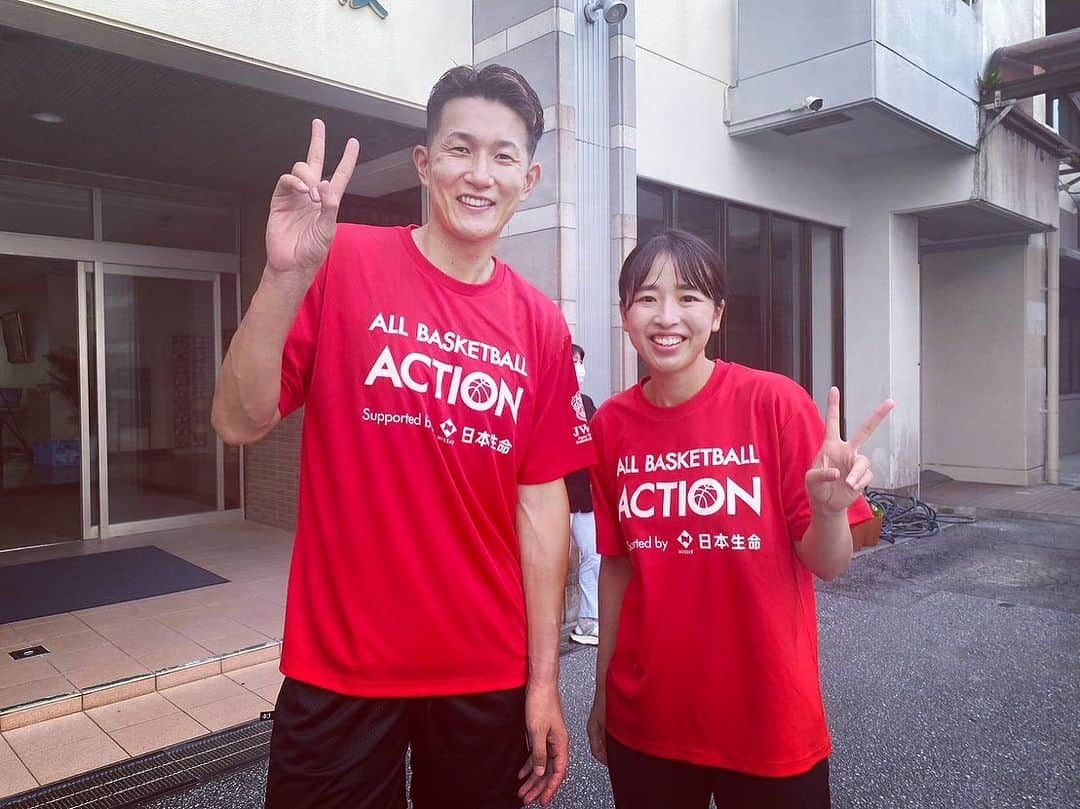 川村卓也のインスタグラム：「. 8/24 ALL BASKETBALL ACTION Supported by 日本生命 〜ALL BASKETBALLで日本を元気に〜  学校法人 尚学学園 沖縄尚学附属中学校にお邪魔させていただき  『DREAM HOOP PROJECT in沖縄』に参加させていただきました！  東京オリンピック・銀メダリスト 三好南穂さんとも初めてご一緒させていただきました🥈✨🙇‍♂️  『夢』をテーマに授業させていただき、真剣に自分自身と向き合う生徒のみんながとても輝いていました✨  バスケをしながら医者を目指す！ この回答が複数人いたことには驚かされました😆 最高な夢だぜー！！！  もちろんバスケットボールの授業も⛹️‍♂️🏀⛹️‍♀️ 経験者も未経験者もみんなが笑顔で楽しみながら取り組んでくれていたことに感謝です✨  関係者の皆様 参加してくれた中学生の皆んな 素晴らしい時間をありがとうございました！  いよいよW杯も始まります🔥 みんなで共に戦いましょうね💪 日本一丸🔥🇯🇵🔥💪🔥」