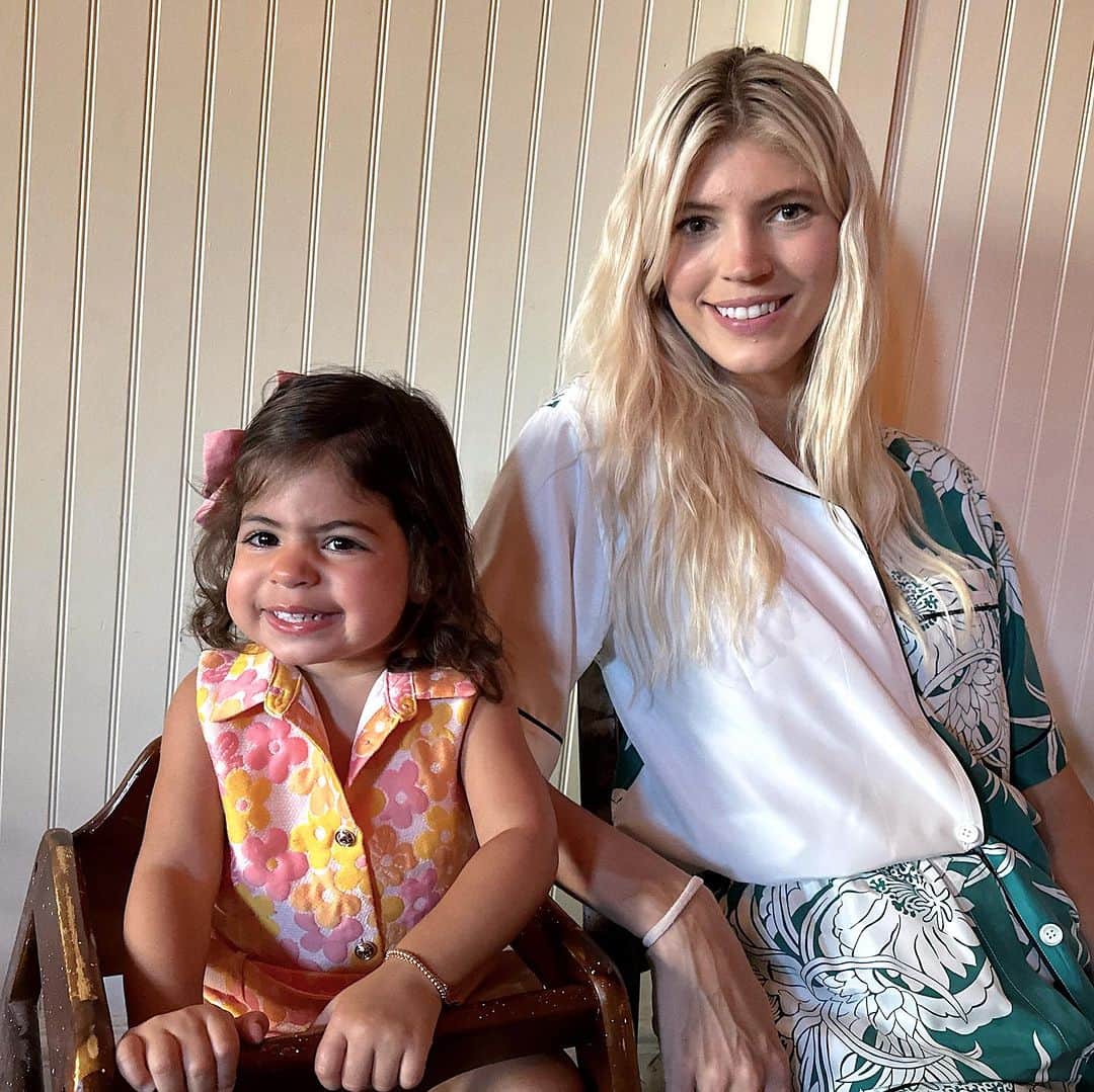 デヴォン・ウィンザーのインスタグラム：「Someone loves pizza as much as her mother 🍕」