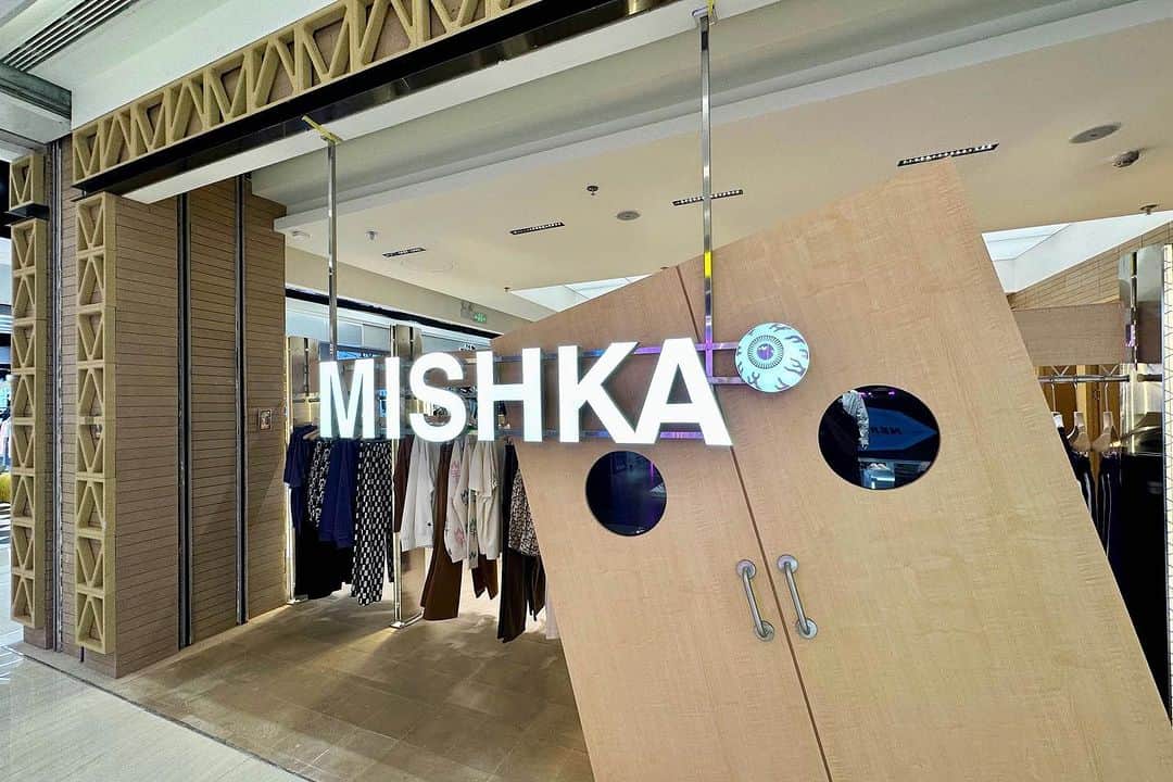 ミシカさんのインスタグラム写真 - (ミシカInstagram)「New @mishkashanghai store opened this week in Shanghai, China. Store re-brand & design. Looking sharp! 🔪 #mishka #mishkachina」8月25日 0時08分 - mishkagram