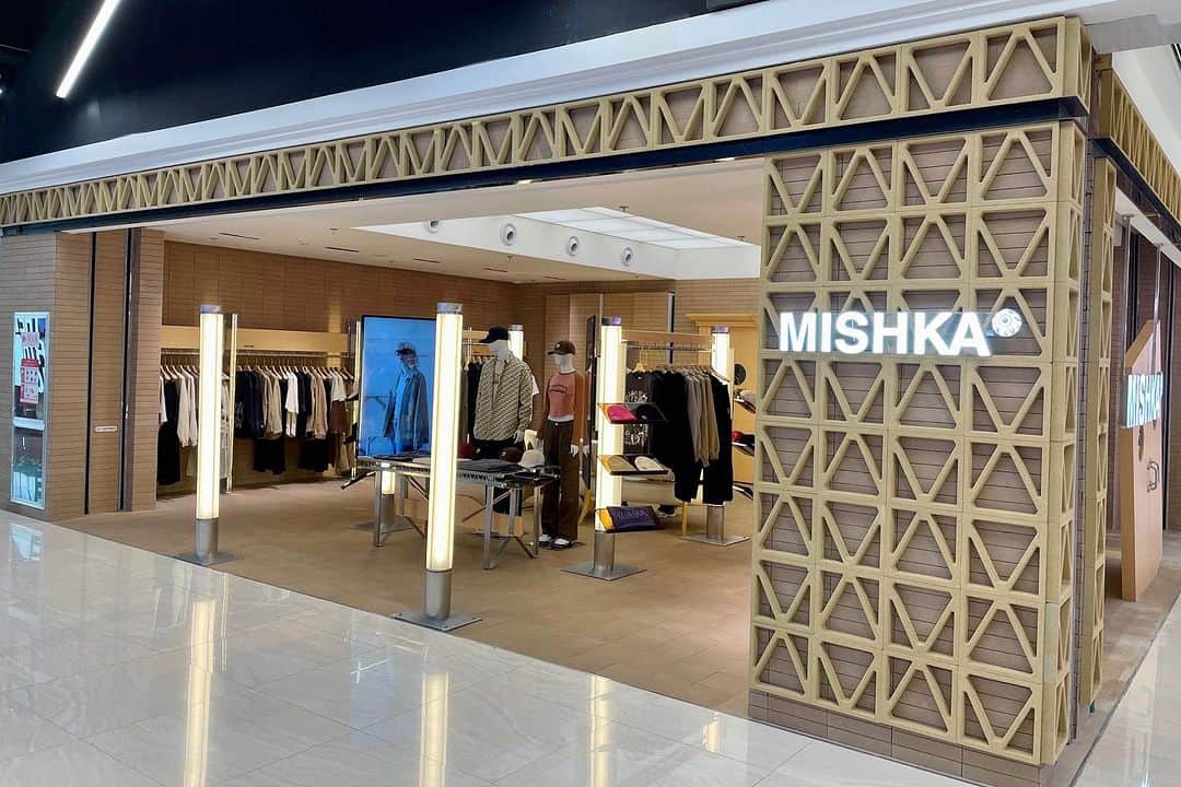 ミシカのインスタグラム：「New @mishkashanghai store opened this week in Shanghai, China. Store re-brand & design. Looking sharp! 🔪 #mishka #mishkachina」