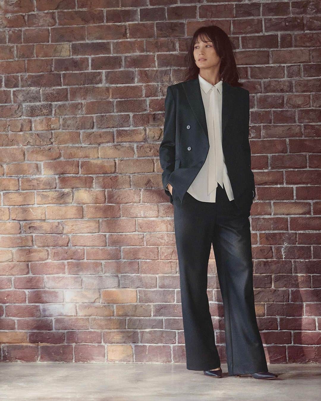 Theory luxe official account.のインスタグラム：「［FALL 2023 COLLECTION -September-］  9月のコレクションは、定番アイテムの素材やシルエットをアップデート。 新たな風を吹き込むワードローブが、よりリュクスなムードを漂わせます。 コンクリートとガラスで構成されたNYの建造物からインスパイアされた、ニュートラルなカラーに、ソフトなブルーやフレンチグレーを効かせたクールなカラーパレットで展開します。  端正な仕立てが光るピークドラペルのダブルブレストジャケット。 ウエストが程よくシェイプされたボクシーなシルエットは、マスキュリンな中にも女性らしさを感じさせます。  インナーにはボウタイブラウスを合わせ、ボトムスには上質なウールのストレートパンツをセレクト。 異素材ながらスーツライクに着こなし、抜け感のある今年らしいハンサムスタイルに。  #theoryluxe #セオリーリュクス #ジャケット #ジャケットコーデ #ジャケットスタイル #パンツスタイル #ボウタイブラウス #きれいめコーデ」