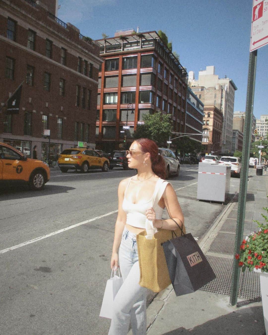 のインスタグラム：「1989 (alisha’s version) 📸  keep sending any new york city recs you have!! thx sm」