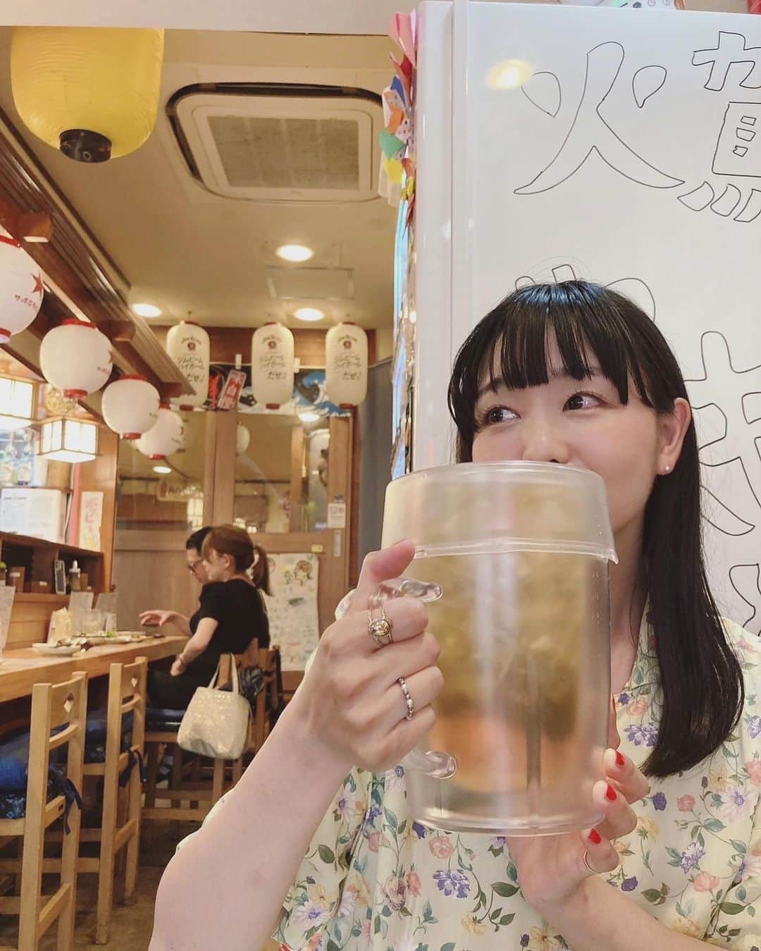 中村千尋さんのインスタグラム写真 - (中村千尋Instagram)「✴︎ 居酒屋でギガジョッキなるものがあり 頼んだら出てきたのがこれ 友達に手伝ってもらいやっと飲みきれたが、この時の記憶溶けてる #ピッチャー」8月25日 0時16分 - nanakanakamurachihiro