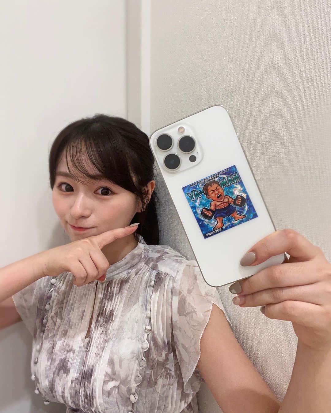 のインスタグラム：「今週末は"アベマ血の土曜日"ということで「BREAKING DOWN9」と「ABEMApresents RISEWS 2023 2ndRound」が同日開催🔥 . 大人気のアベマオリジナルシール、今回も制作しました！ 選手のチャームポイントを活かしたデザインになっていて、なんだか可愛いですよね😊 スマホやパソコンにも貼れるサイズ感なので、私も貼ってみました😆 . ABEMA格闘公式Twitter（X）でプレゼントキャンペーンも行っているので良かったら応募してね〜 . #breakingdawn #rise #abematv #格闘技」