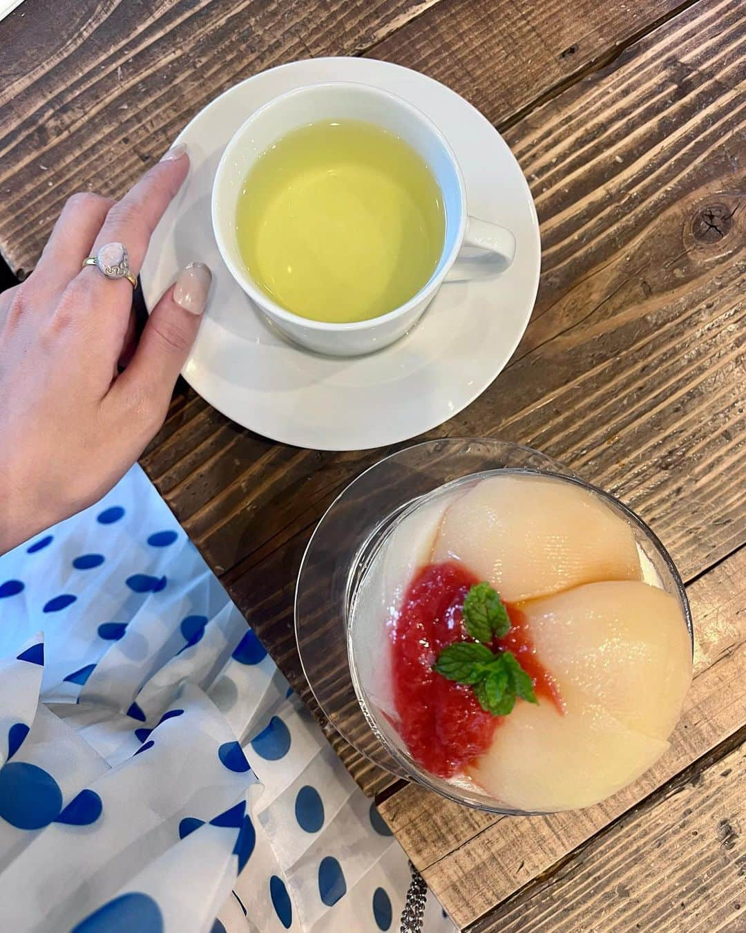 ひよしはなのインスタグラム：「夏休み 母とカフェ🍑 素敵な革小物のお店がポップアップ出店してたので母にも自分にもバッグ購入✌️」