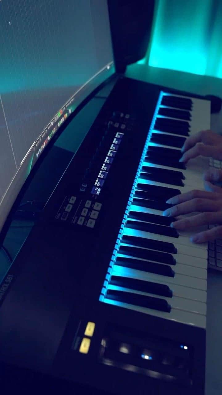 シン・コールのインスタグラム：「Just recorded this little piano mix of my latest single Let You Go 😉🎹🎧  #piano #pianocover #pianomusic #housemusic #dancemusic」