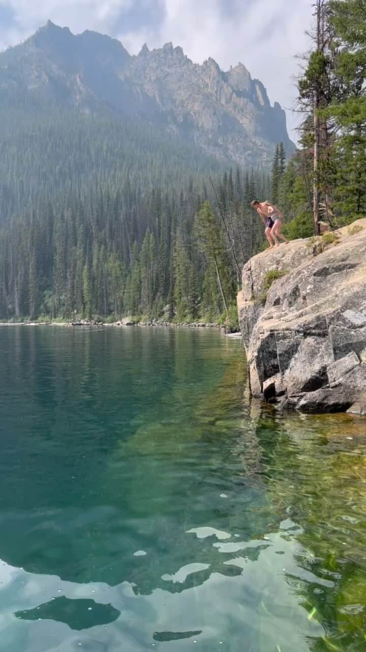 エマ・ロバーツのインスタグラム：「It’s higher than it looks ⛰️ 🐠」