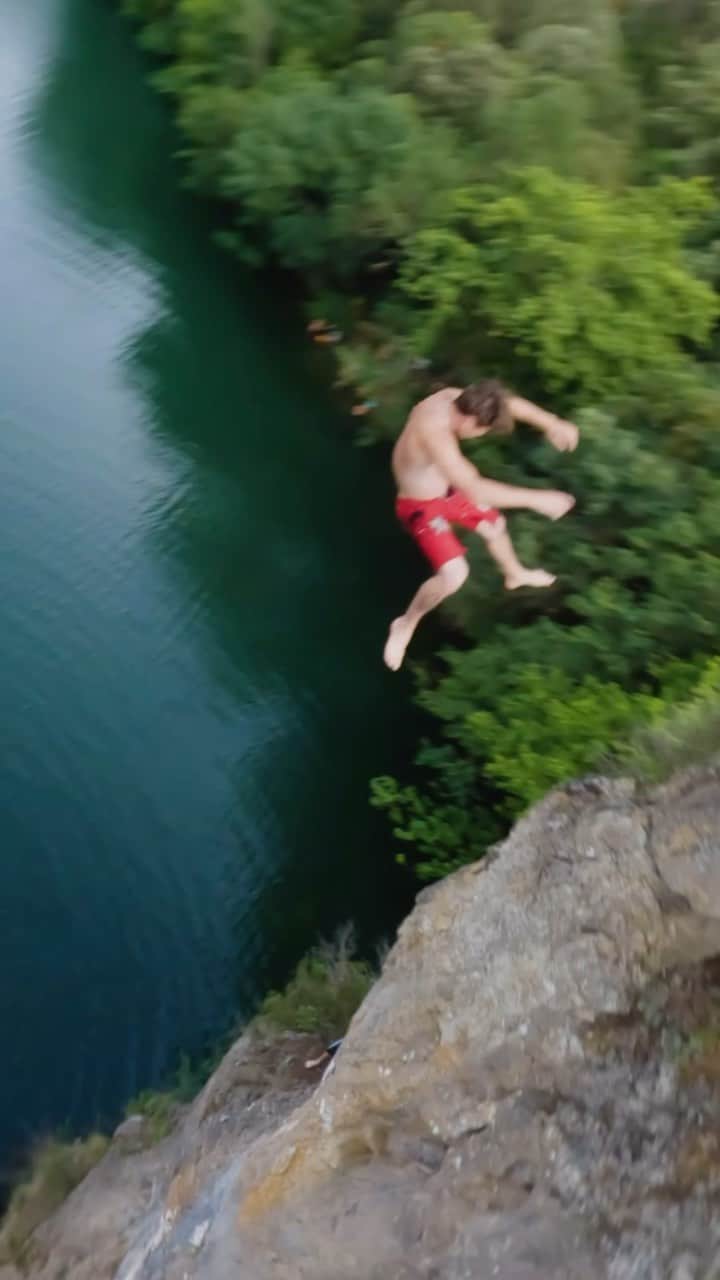 Earth Picsのインスタグラム：「@trulstorp showing us his skills doing the Døds dive!  Døds is an extreme form of freestyle diving where participants jump from great heights with arms outstretched and belly first, aiming to land in a cannonball or shrimp position. The sport comprises two disciplines: Classic and Freestyle. In the Classic event, divers glide horizontally with extended arms and legs before entering the water, avoiding rotations. Just before impact, competitors curl into a fetal position, landing with their feet and hands or knees and elbows to prevent serious injuries. Judges evaluate dives based on speed, air time, complexity, duration of the original pose, the closing, and the splash. In the Freestyle discipline, divers perform various tricks mid-air, including rotations and flips, which inspired the name.  🎥 @floriantissier  📍France 🇫🇷 🎶Becoming One of “The People”, Nevtiri-James Horner」