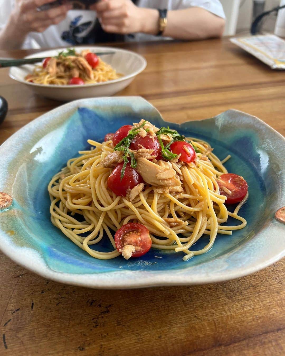 井上咲楽のインスタグラム：「友達が遊びにきてくれたので、ZENBヌードルという、えんどう豆100%の麺をつかってパスタ！ トマトとツナ、塩レモンのさっぱりパスタと、カルボナーラつくりました。 インスタで流れてきて知ったZENBヌードルは、豆100%、こむぎ不使用、食物繊維とれて糖質抑えられて、タンパク質とれる！こんな幸せな麺なら毎日たべられるじゃん！と大喜びで購入してみました〜。 ソースかけたら普通のパスタ！おいしい、  #いのさくの暮らし  #おうちごはん」