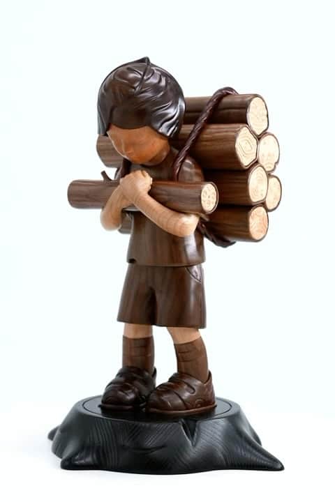 ジェームス・ジーンのインスタグラム：「Woodcutter 木, 30cm , releasing August 30 with @galleryallart   An edition of 35+5APs, 木 is a character that means wood, as the material of this sculpture expresses the story of the Woodcutter both physically and spiritually.  DM @galleryallart for more info」