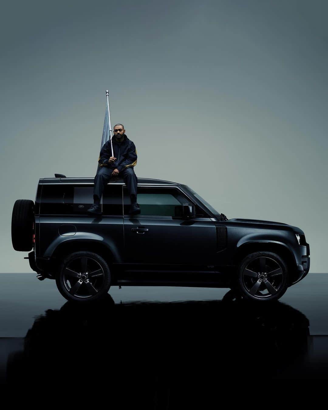 Land Roverのインスタグラム：「Claim the throne.   @therealkano   #Defender」