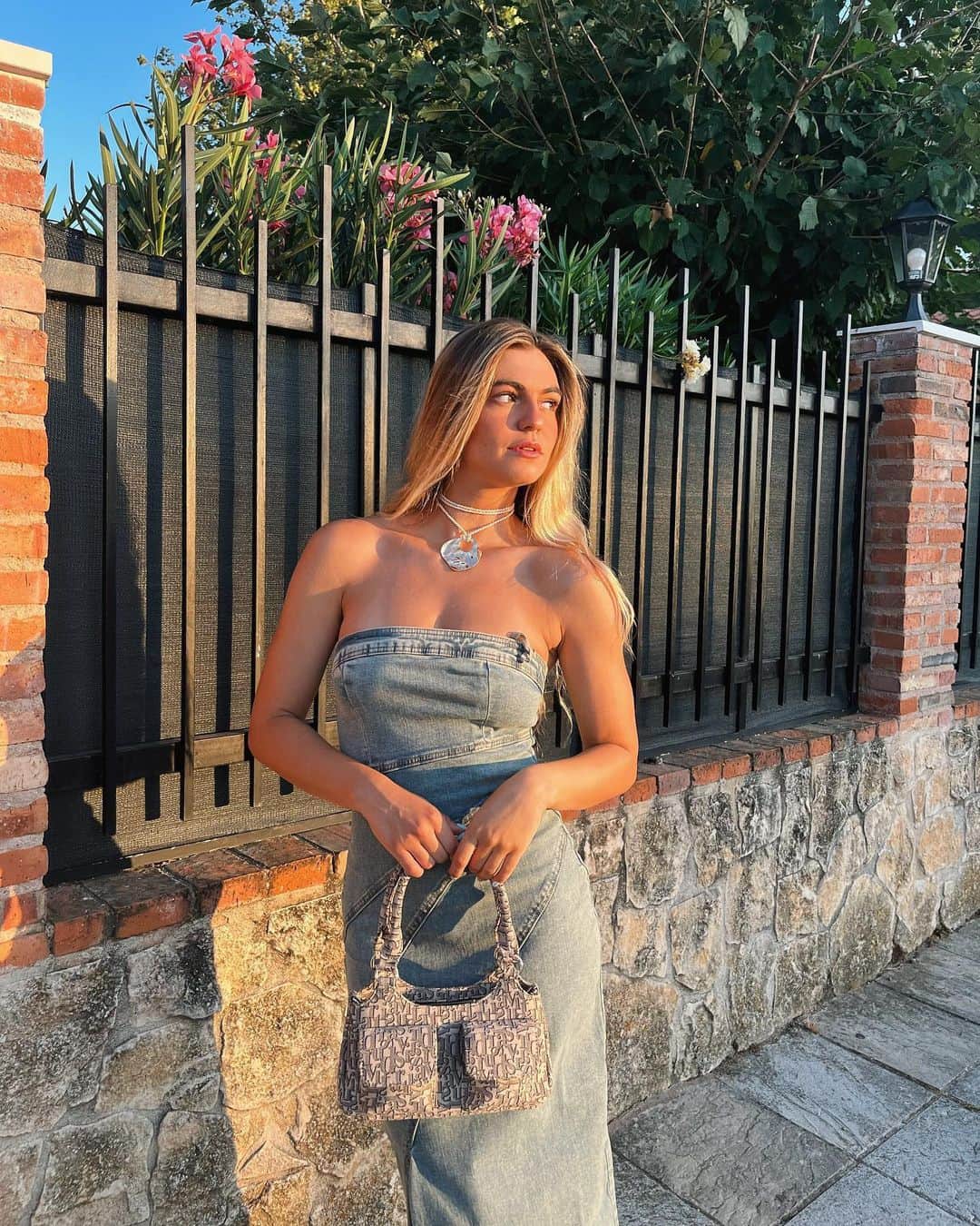 Stradivariusのインスタグラム：「Guess the TREND by scrolling to the side. 👀💘 #stradilooks #stradivarius   @oihane_egea @mareva.carta @bernadettekalaba」