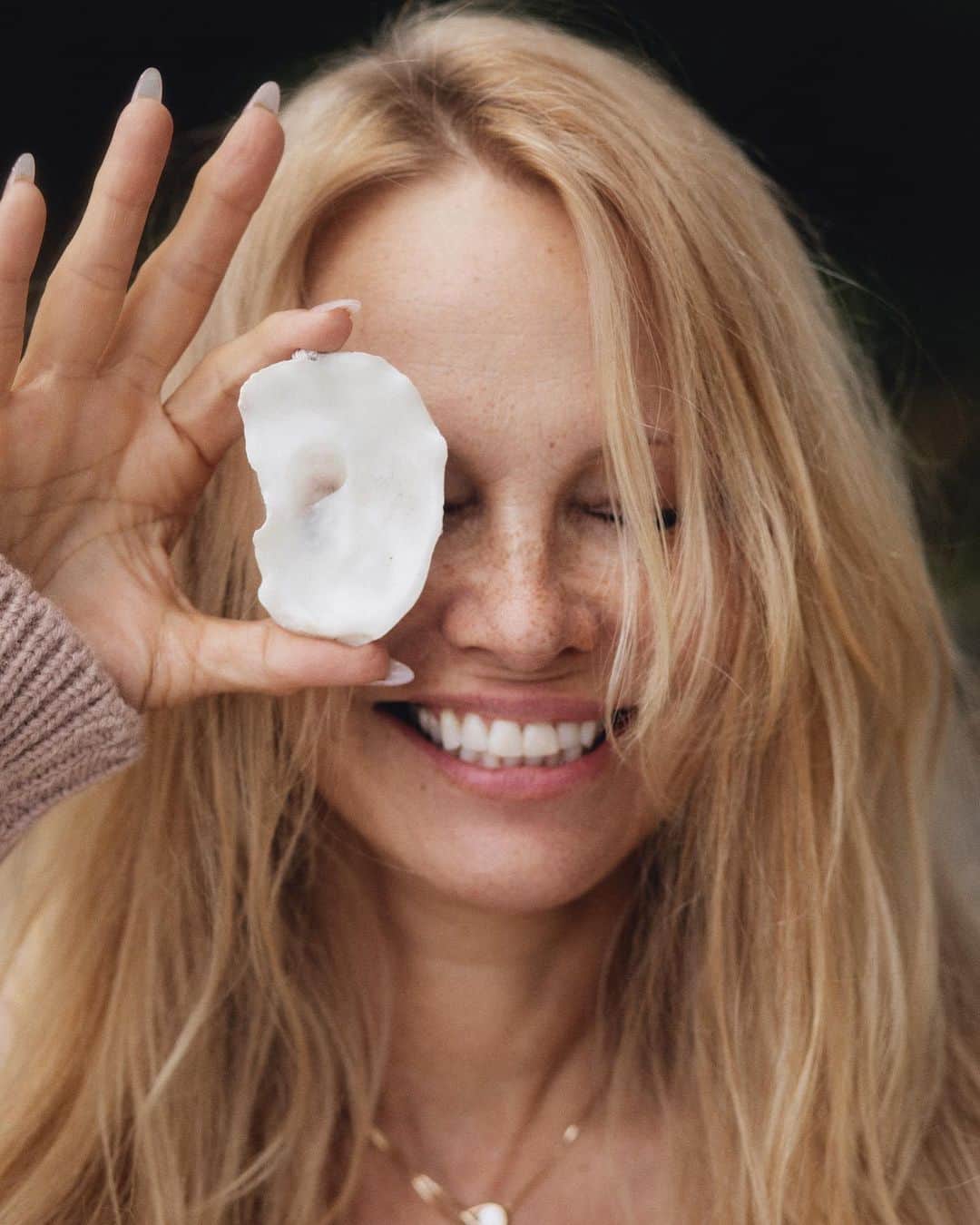 パメラ・アンダーソンのインスタグラム：「It’s never too late… to bloom 🤍」
