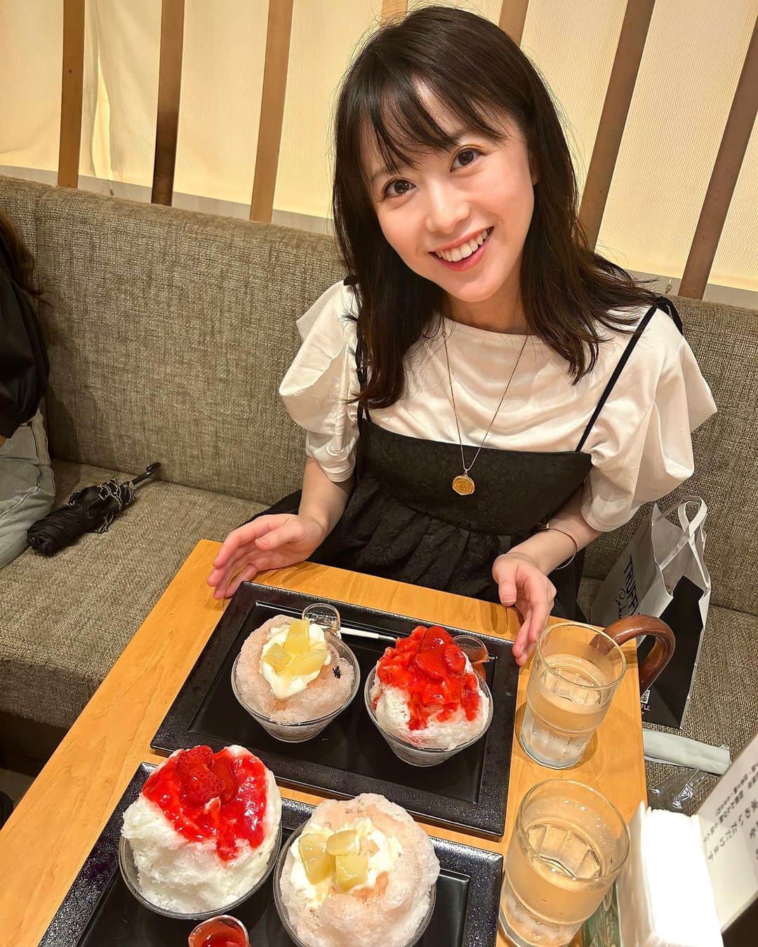 藤本真未のインスタグラム：「* あまりにも暑くて、かき氷屋さんで一休み🍧🍧 の一枚📷 * 選び切れず、いちご🍓と桃🍑のハーフ＆ハーフ🤗 * 厳しい残暑☀️ クールダウンしていきましょう🍧 * #かき氷 #銀座福祿壽 #福祿壽 #いちごかき氷 #桃かき氷」