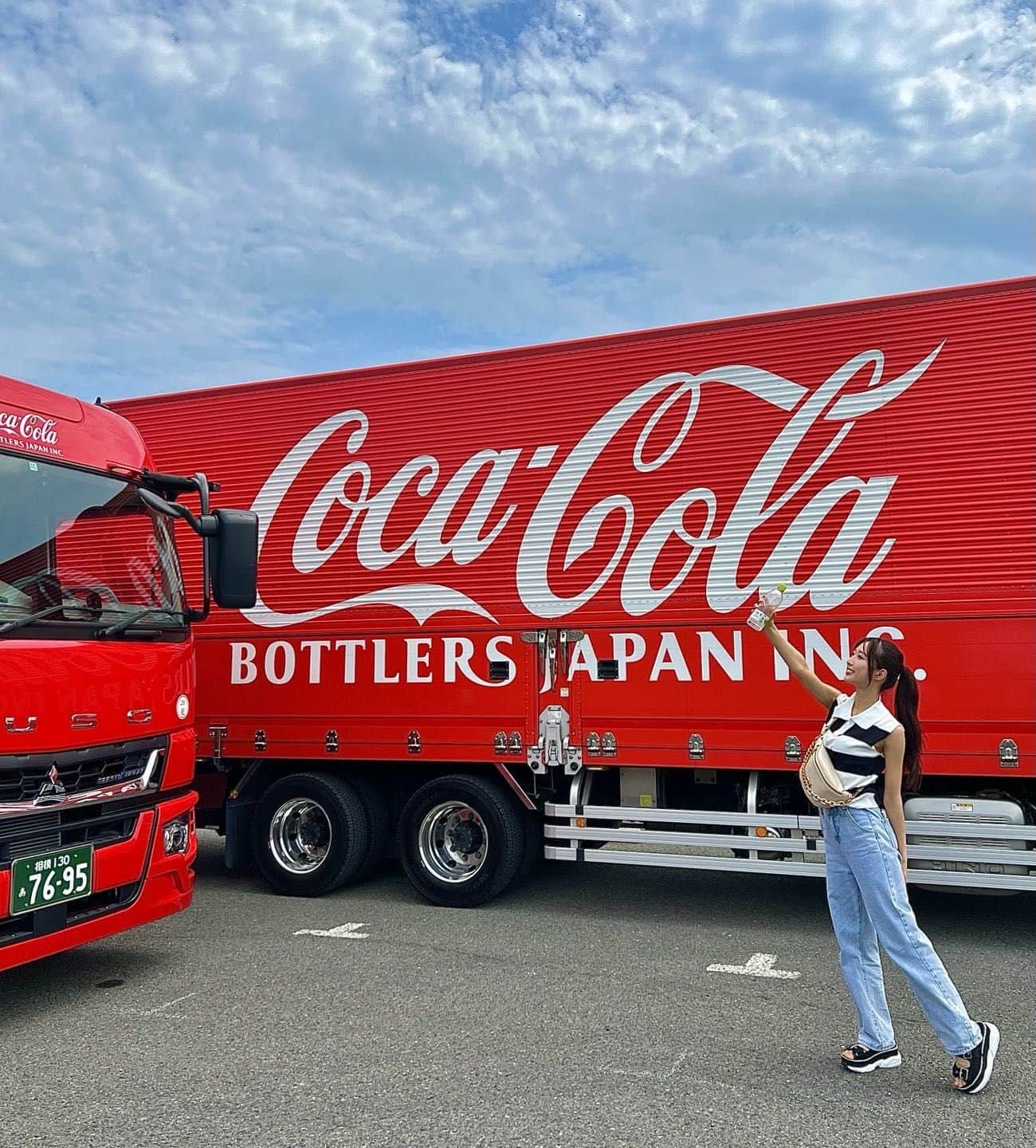 安田玲のインスタグラム：「⁡ ⁡ ⁡ ⁡コカコーラのトラックが何台も止まってて 運転手の方が撮りましょうか？って 声かけて撮って下さったの🥺❤️  かっちょよかった🚚 ⁡ ⁡ ⁡ ⁡ ⁡ ⁡ ⁡ ⁡ #japan #モデル撮影 #カメラマン募集 #被写体モデル #コーデ#ファッション#プチプラコーデ #コカコーラ #コーラ #飲料 #coke #俳優 #女優 #サロンモデル #f4f#followｍe #follow4followback #fyp #likeforlikes #like4likes #likeme #팔로우 #데일리록 #코디 #instagood #赞 #粉我 #时装」