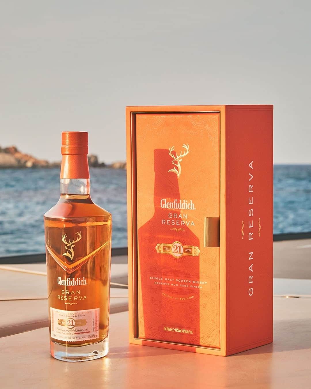 Glenfiddichのインスタグラム：「Sunny shores and glistening waves, bask in the summer sunset with our 21 year old Gran Reserva.  Skilfully crafted. Enjoy responsibly.  #Glenfiddich #GranReserva」