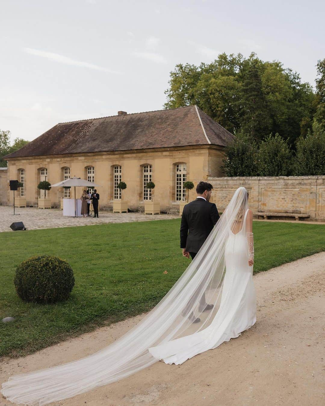 Pronoviasさんのインスタグラム写真 - (PronoviasInstagram)「If I’m dreaming, don’t wake me up💛 @hannahg11 and @dylanbarbour tied the knot in a dreamlike wedding at a French Chateau✨  Hannah looked absolutely stunning in 3 Haute Couture Custom-Made #AtelierPronovias dresses✨  We wish the beautiful couple a lifetime of happiness!  Wedding planners: @wsociety.co  Production: @bircheventdesign  Photographer: @bebavowels  Videographer: @dk_wedding_film  Accessory styling: @hopelavine  Hairstyle: @hairbybradleyleake  Make up artist: @tracewatkins  Make up: @lancomeofficial  Hair: @kerastase_official  Jewelry: @verstolo  #PronoviasBride」8月25日 0時45分 - pronovias