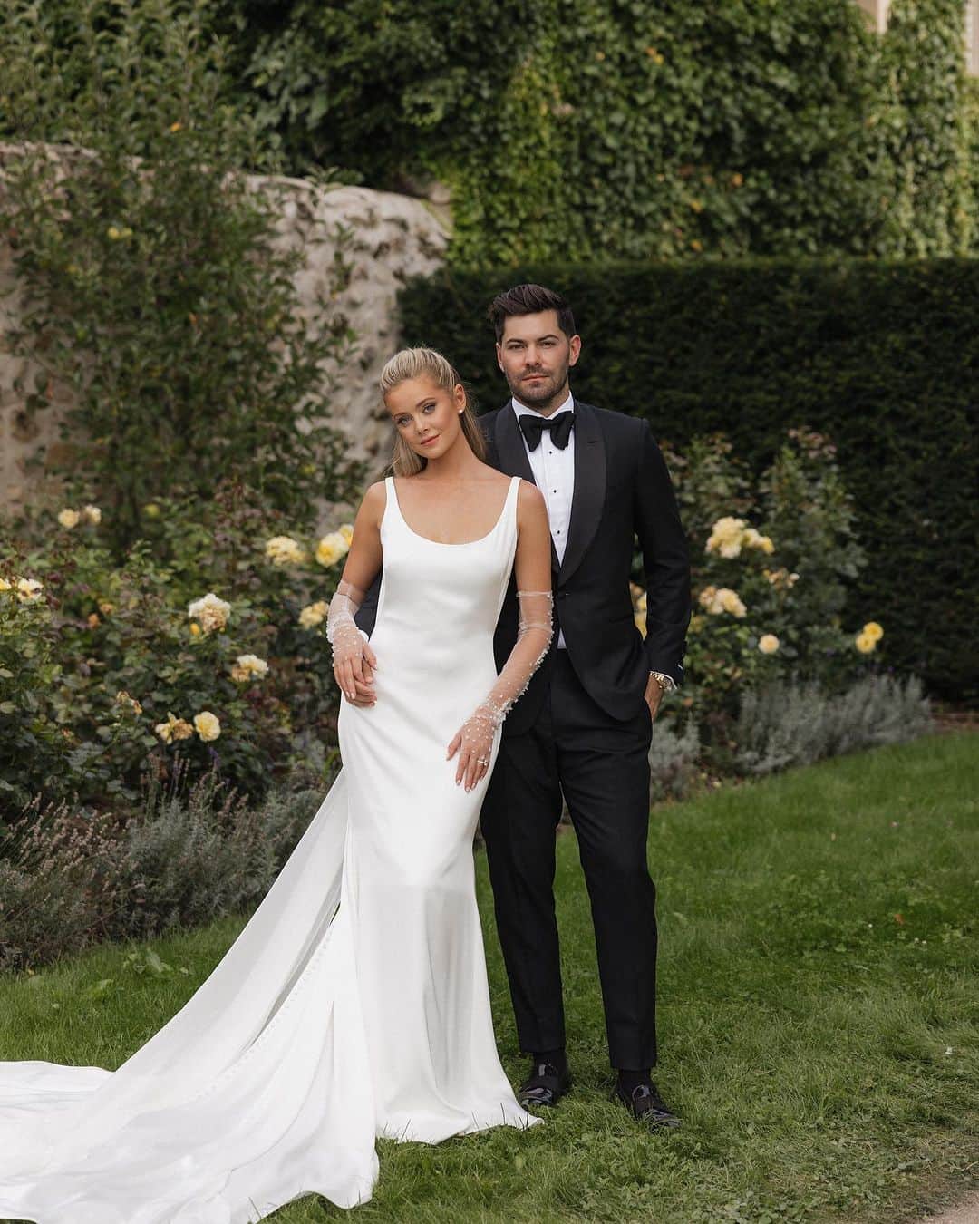 Pronoviasさんのインスタグラム写真 - (PronoviasInstagram)「If I’m dreaming, don’t wake me up💛 @hannahg11 and @dylanbarbour tied the knot in a dreamlike wedding at a French Chateau✨  Hannah looked absolutely stunning in 3 Haute Couture Custom-Made #AtelierPronovias dresses✨  We wish the beautiful couple a lifetime of happiness!  Wedding planners: @wsociety.co  Production: @bircheventdesign  Photographer: @bebavowels  Videographer: @dk_wedding_film  Accessory styling: @hopelavine  Hairstyle: @hairbybradleyleake  Make up artist: @tracewatkins  Make up: @lancomeofficial  Hair: @kerastase_official  Jewelry: @verstolo  #PronoviasBride」8月25日 0時45分 - pronovias
