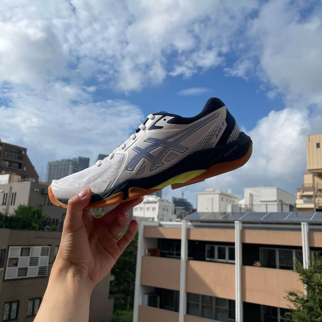 のインスタグラム：「melis Japanの島崎(しまさき)です！  本日も日本に在庫があり、比較的早くお届けできる商品のご紹介です！  アシックス ブレード FF ホワイト イリュージョンブルー 2023 26.5cm https://neckar.jp/fs/melis/AS1071A093-100  #melisofficial #mehrlicht #海外限定 #日本未入荷 #melis #melisjapan #ハンドボール #handball #ハンドボールシューズ #handballshoes #squash #スカッシュ #volleyball #バレーボール  #バレーボールシューズ #asics #アシックス」