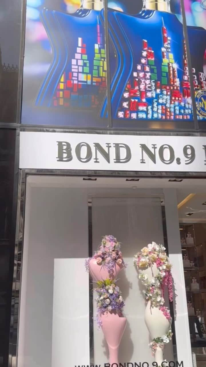 ボンド・ナンバーナインのインスタグラム：「@bondno9ny 5th Avenue Boutique and our Lipsticks 💋💄  Shades: Nude- Central Park Plum- Queens Red- Broadway  #bondno9 #smartlipstick #nyc #lips #red #plum #nude #5thavenue #5thaveboutique #newyorkcity #scentsofnewyork #refillable #vegan #glutenfree」