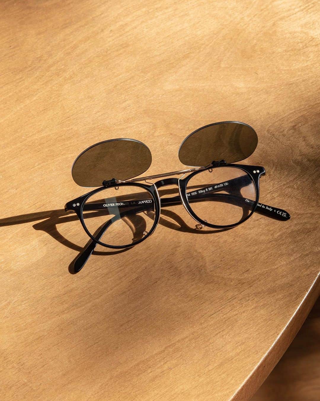 オリバーピープルズのインスタグラム：「Riley-R Flip-Up Clip is a clever accessory that effortlessly transforms your eyeglasses into sunglasses. The style is streamlined with a metal top bar and rimless polarized lenses. ⁠」