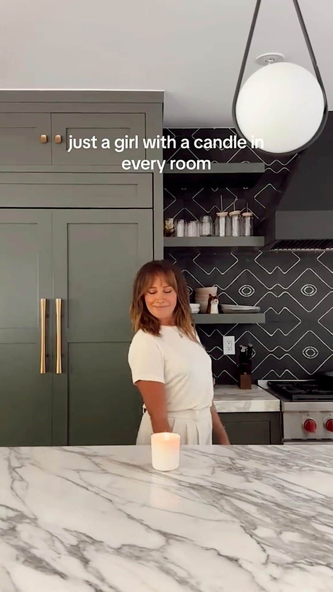アシュレイ・ティスデイルのインスタグラム：「just a girl with a candle in every room 💕」