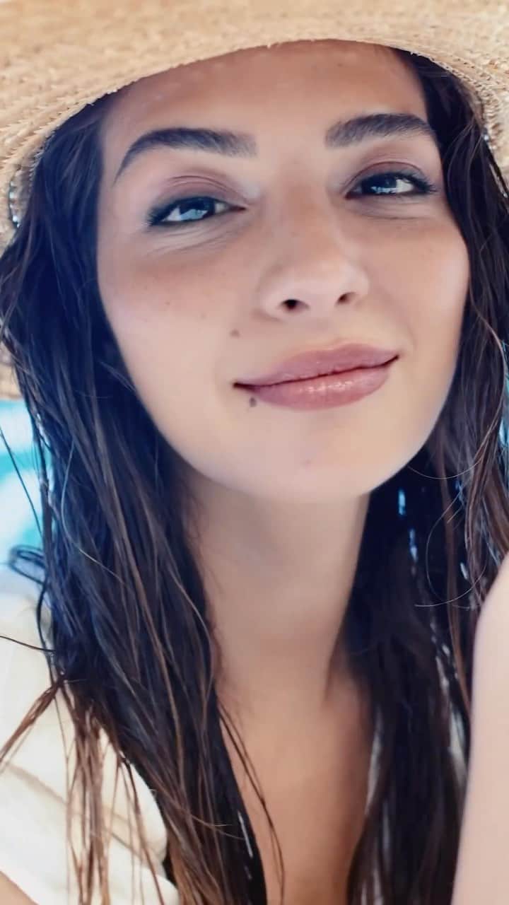 のインスタグラム：「Güneşin içimizi ısıtan pozitif enerjisini aldığımız, güzel ve sıcak bir yaz gününde @vogueturkiye stüdyosunda @sephoraturkiye ile bir araya gelerek çok keyifli bir çekim gerçekleştirdik.  Saç bakım rutinimin olmazsa olmazlarını sizlerle paylaştığım için çok mutluyum. ✨Olaplex No.3 Saç Bakım Maskesi, saçlarımı besliyor ve güçlendiriyor. ✨Olaplex No.4 Şampuan saçlarımın nem dengesini koruyarak canlı kalmasını sağlıyor. ✨Moroccan Oil Curl Cream saçlarımın dalgalı yapısını koruyor ve ortaya çıkarıyor. ✨Moroccan Oil Treatment Oil saçlarımı yumuşatıyor ve sağlıklı bir ışıltı kazandırıyor. ✨Moroccan Oil Dry Shampoo, saçlarıma hacim ve tazelik kazandırıyor. ✨Tangle Teezer Detangler Tarak ıslak saçlarımı nazikçe tarıyor.  Video: @zobunus Moda Editörü: @aydinsiila Proje Uzmanı: @ipekelbeyli  Prodüksiyon: @bihterneymen Saç: @dogukanpunar @andanotherstudio Makyaj: @bediraydin Prop Styling: @dilarayilmazco Video Asistanlar: @ahzabgunel @burak_alaca Moda Editörü Asistanı: @gunzebusra Saç Asistanı: @hairbyenesucar Makyaj Asistanı: @helnzbek Prop Styling Asistanı: @artunn_」