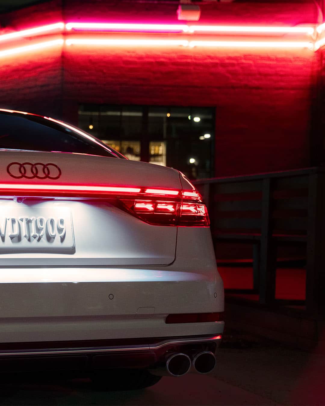 Audiさんのインスタグラム写真 - (AudiInstagram)「From red lights to redlines, take the power of performance for a spin.⁣ ⁣ #Audi #AudiS8⁣ ⁣」8月25日 1時00分 - audi
