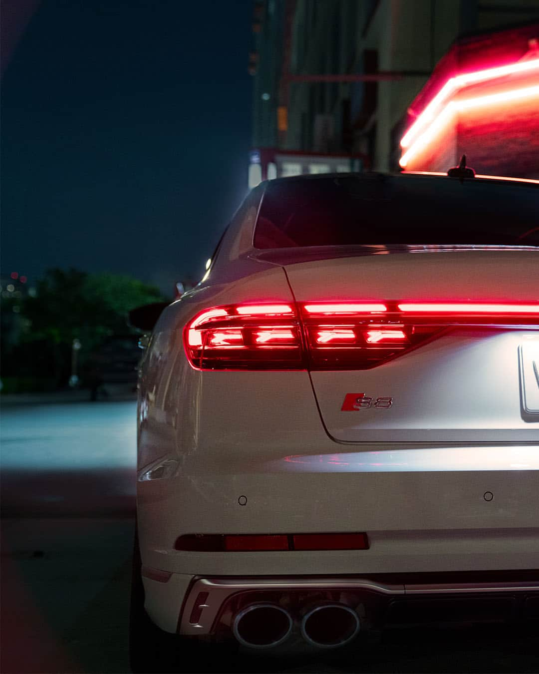 Audiさんのインスタグラム写真 - (AudiInstagram)「From red lights to redlines, take the power of performance for a spin.⁣ ⁣ #Audi #AudiS8⁣ ⁣」8月25日 1時00分 - audi